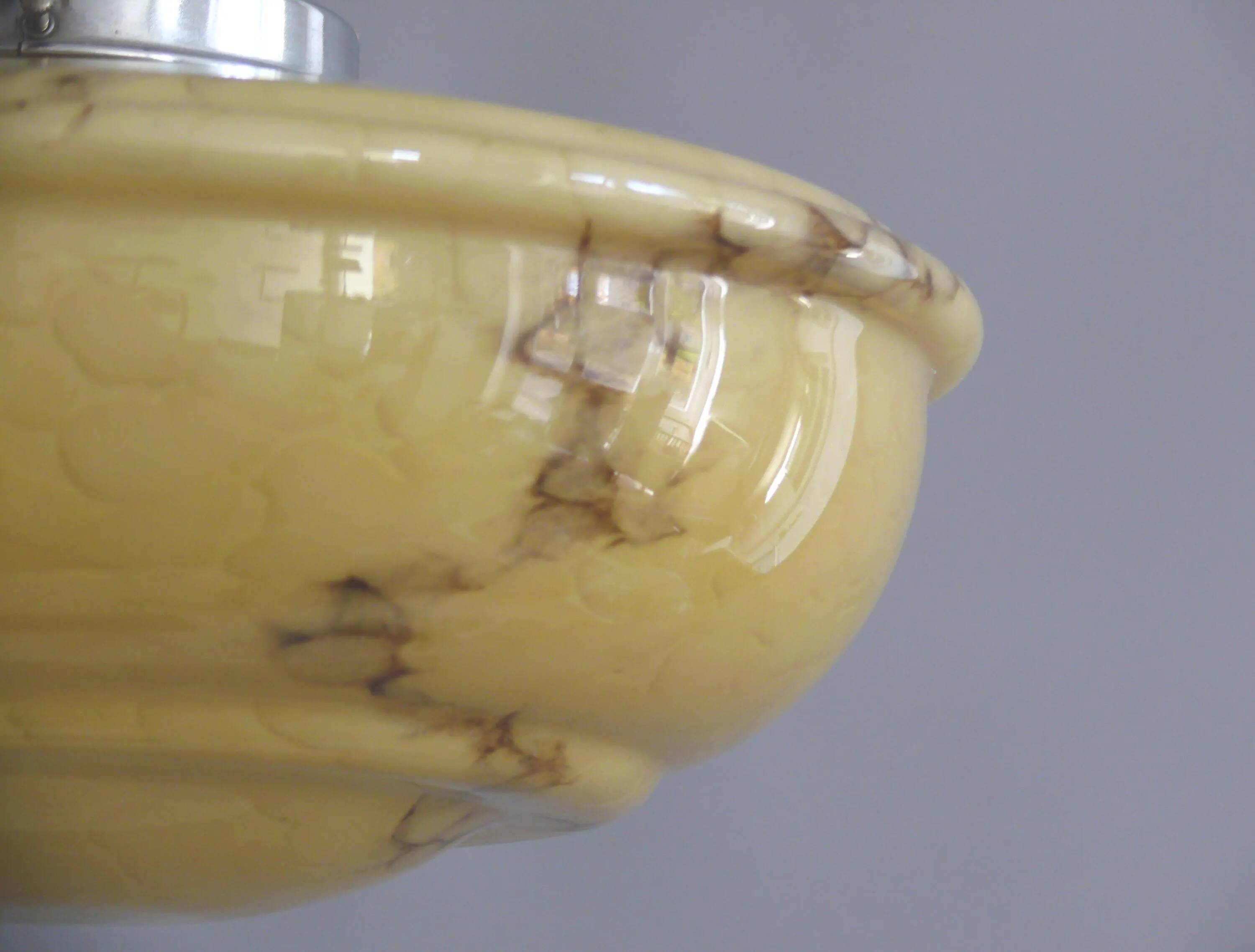 Suspension Art Déco, lampe suspendue avec abat-jour en verre beige et suspension chromée - vers 1930-1940