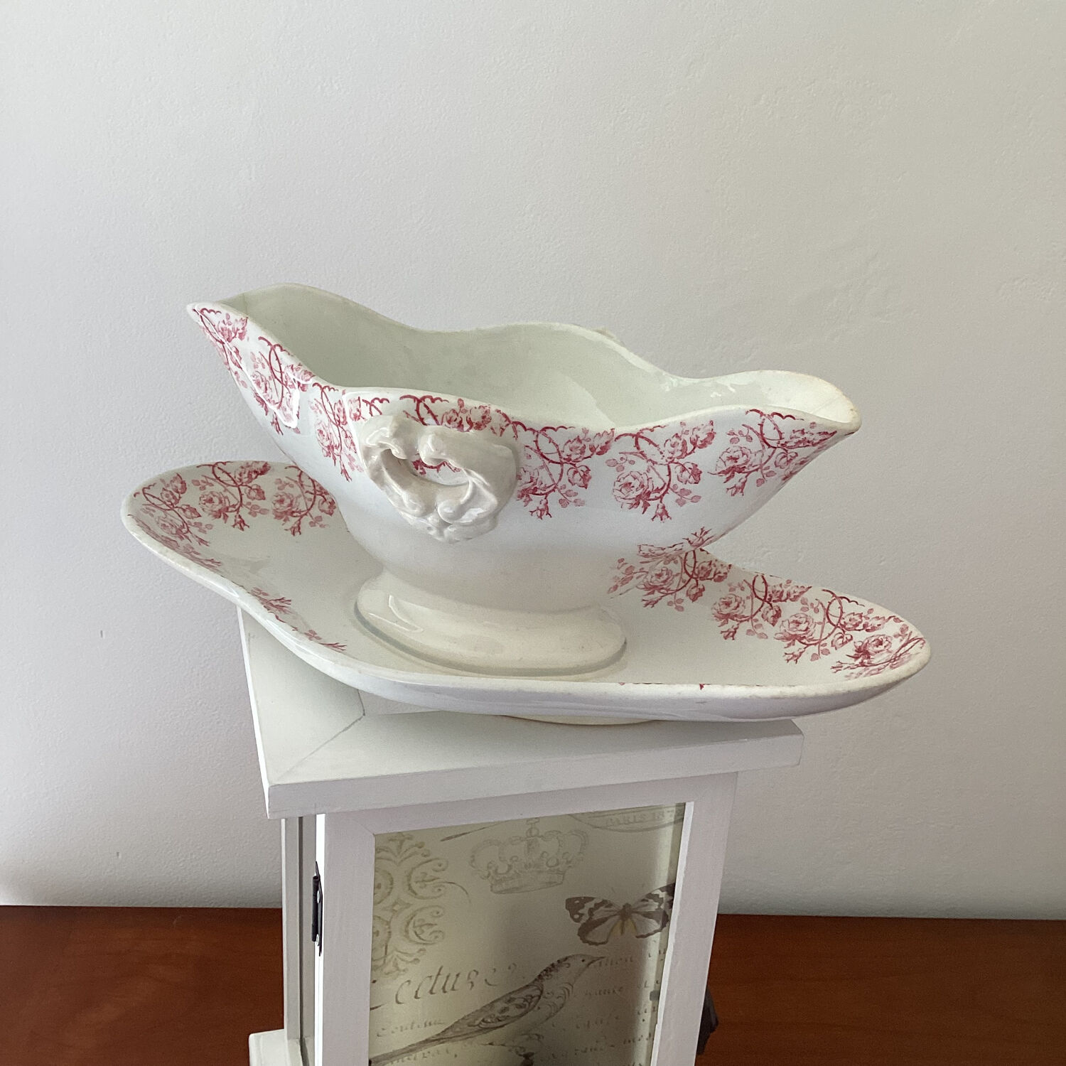 Old sauce pot with tray Garland of roses Gien