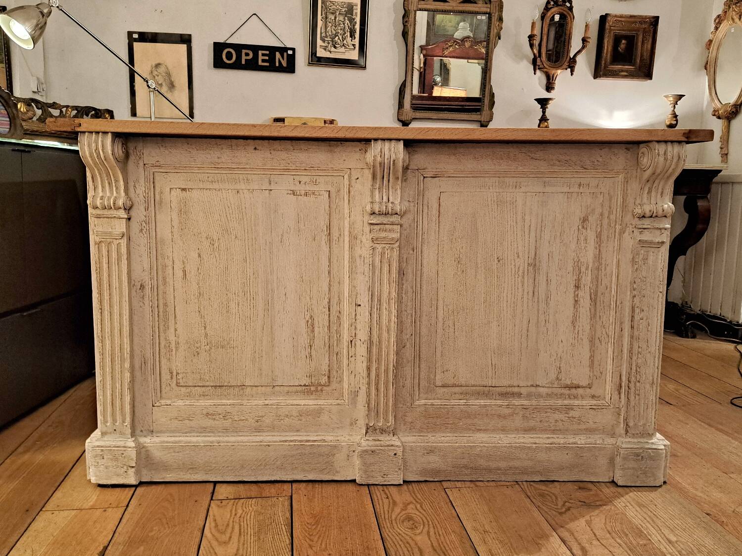 Counter from the late 19th century in patinated oak.