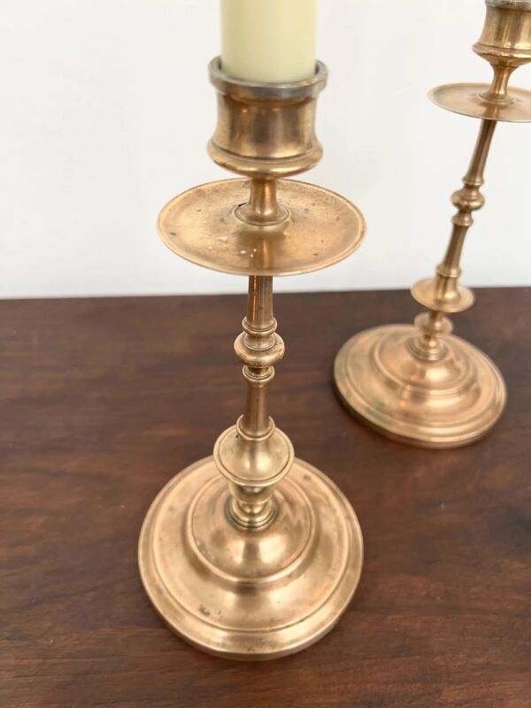 Paire de bougeoirs anciens en laiton rosé tourné (24 cm)