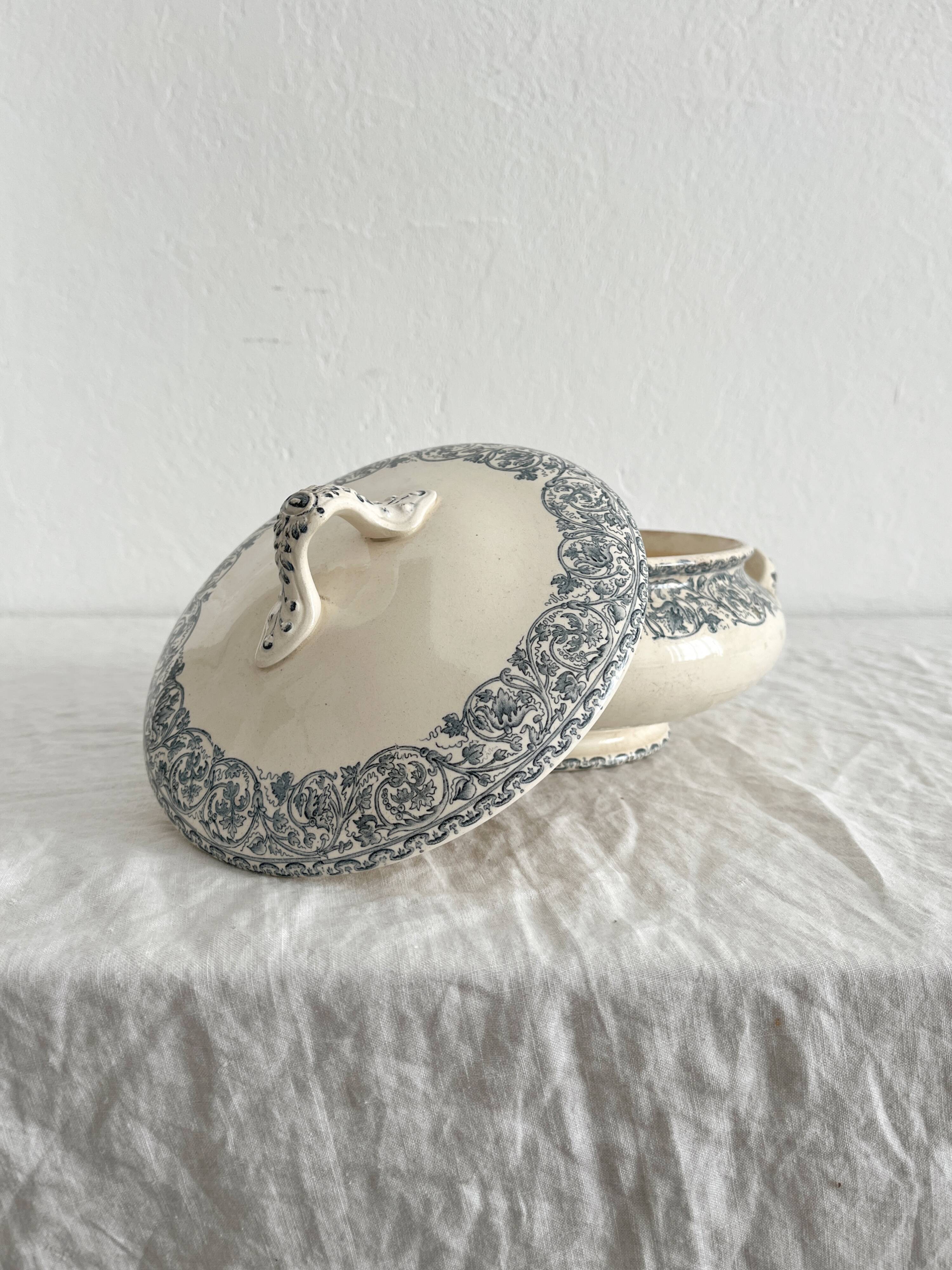 Small ironstone tureen "Renaissance" Creil and Montereau