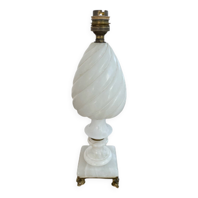 Lampe en albâtre, torsadé, décor de godrons, pied laiton doré, dauphins