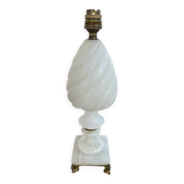 Lampe en albâtre, torsadé, décor de godrons, pied laiton doré, dauphins