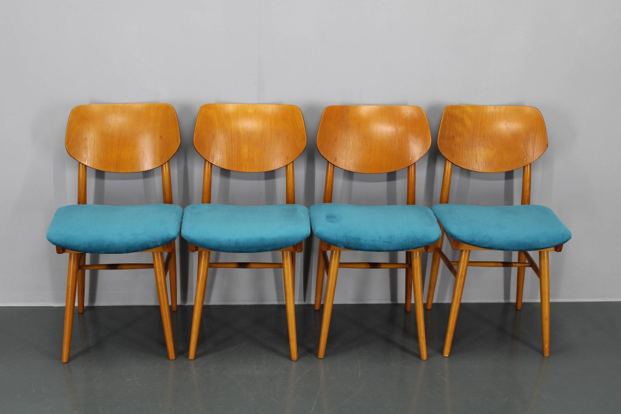 Ensemble de quatre chaises de salle à manger en hêtre des années 1970 par TON, Tchécoslovaquie