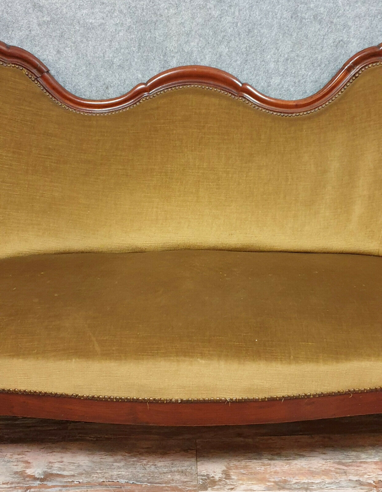 Napoleon III-era seating in mahogany and Genoa velvet around 1850