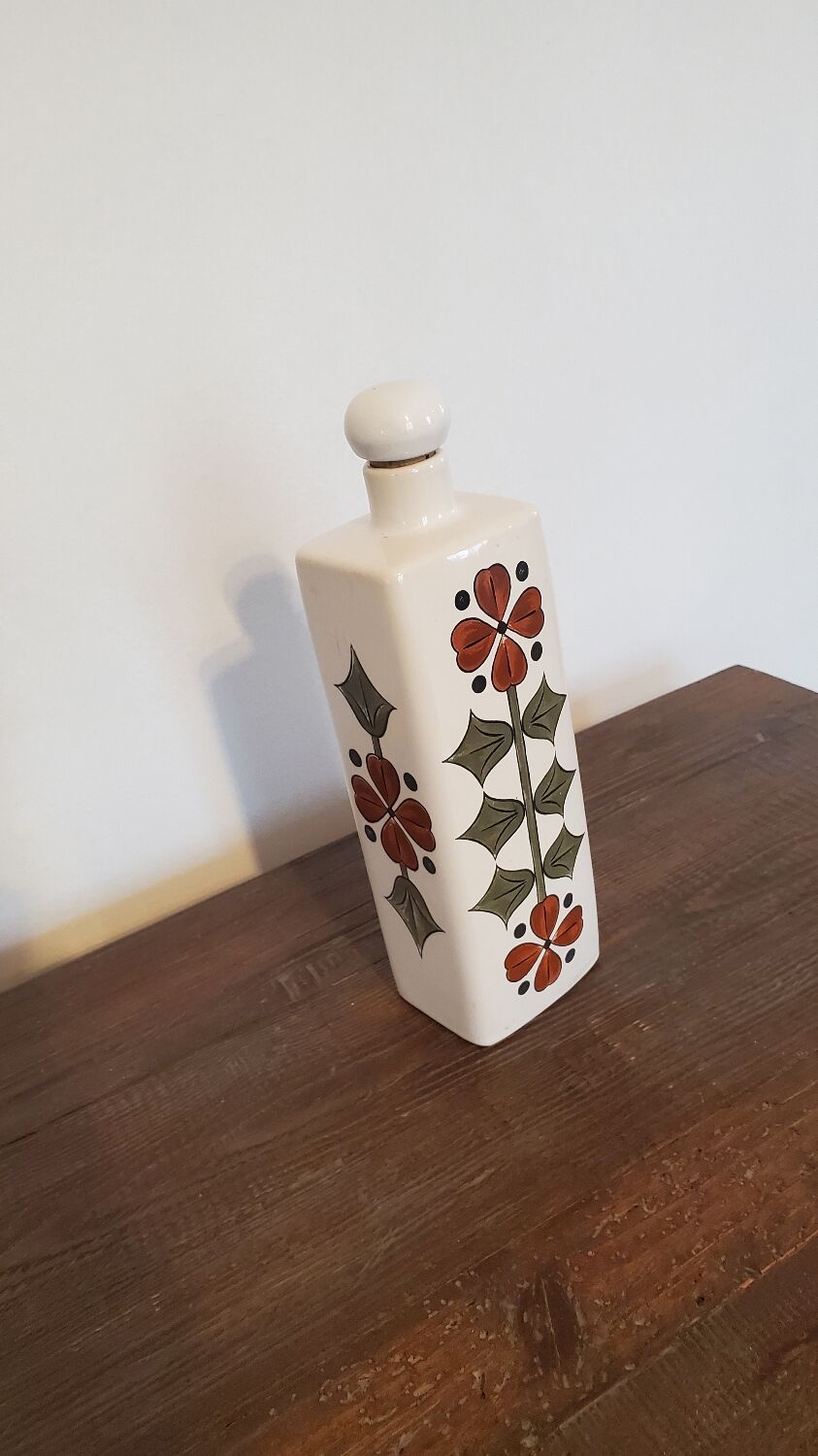 Earthenware bottle