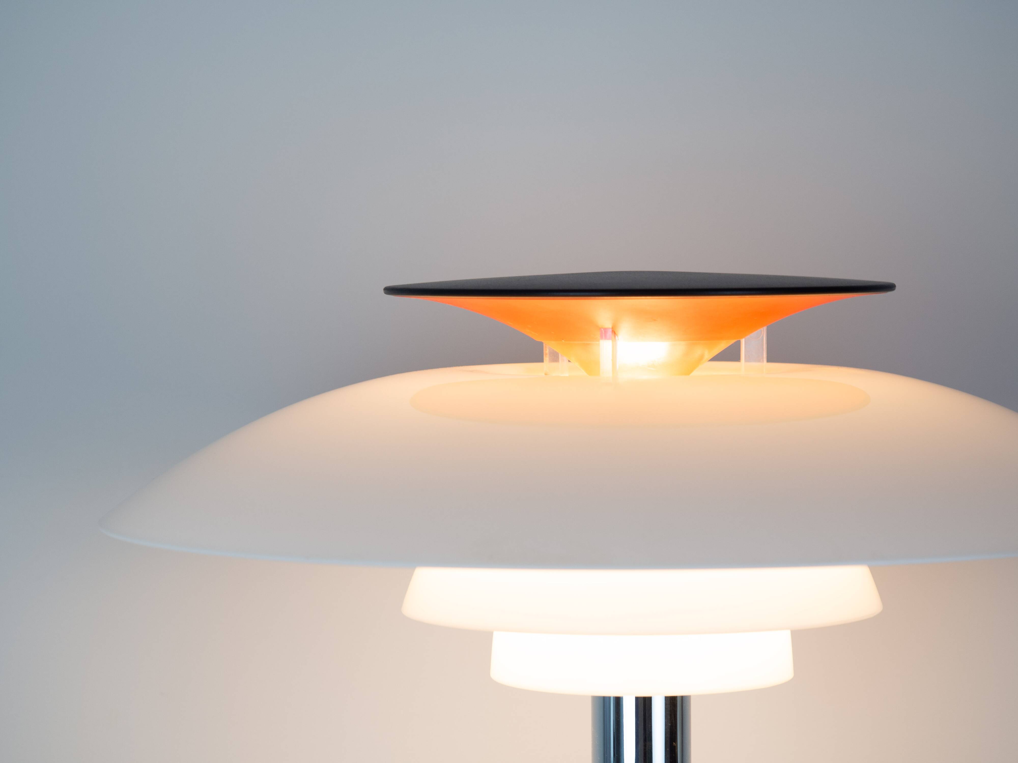 Lampe de table vintage PH 80 danoise par Poul Henningsen, Louis Poulsen, 1974