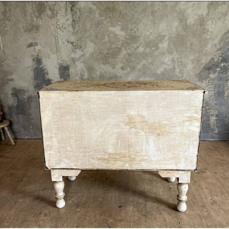 Commode peinte au décor fleuri