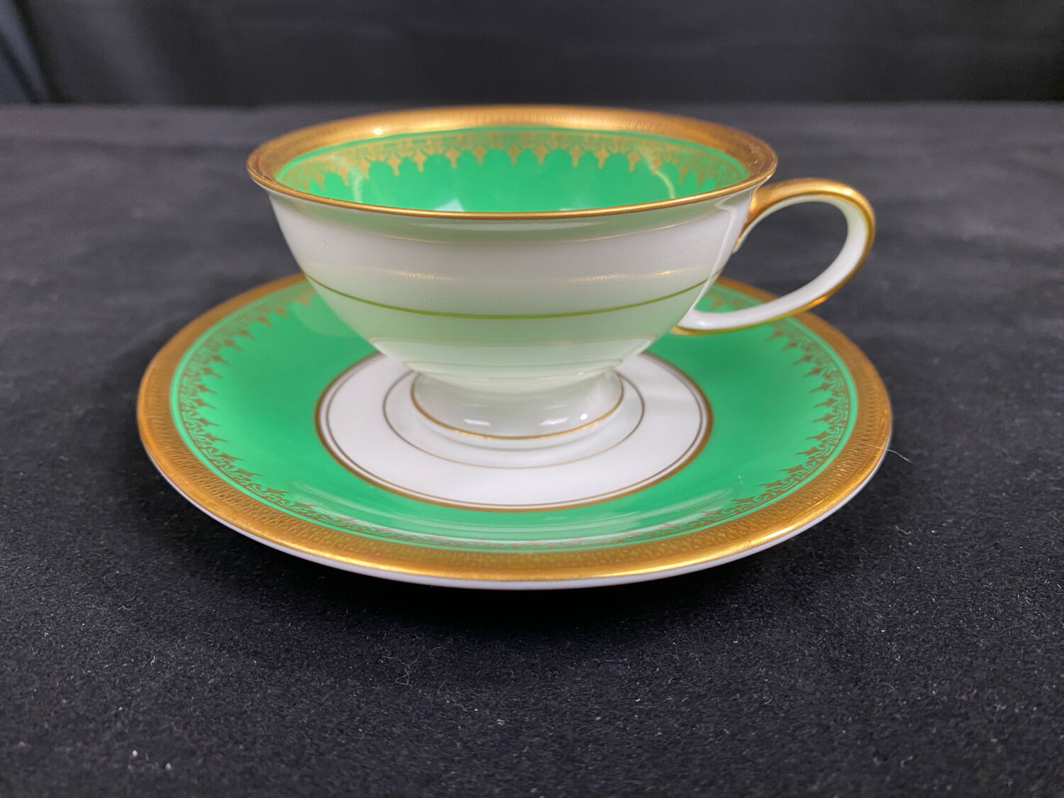 Complete set of 12 Art Deco fine porcelain cups and saucers Ros.