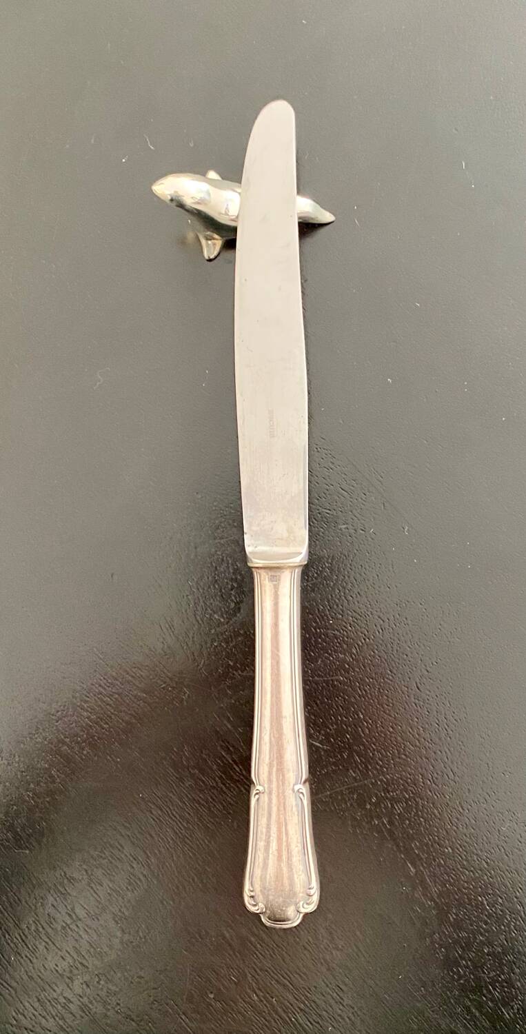 6 dolphin-shaped knife holders in silver-colored metal