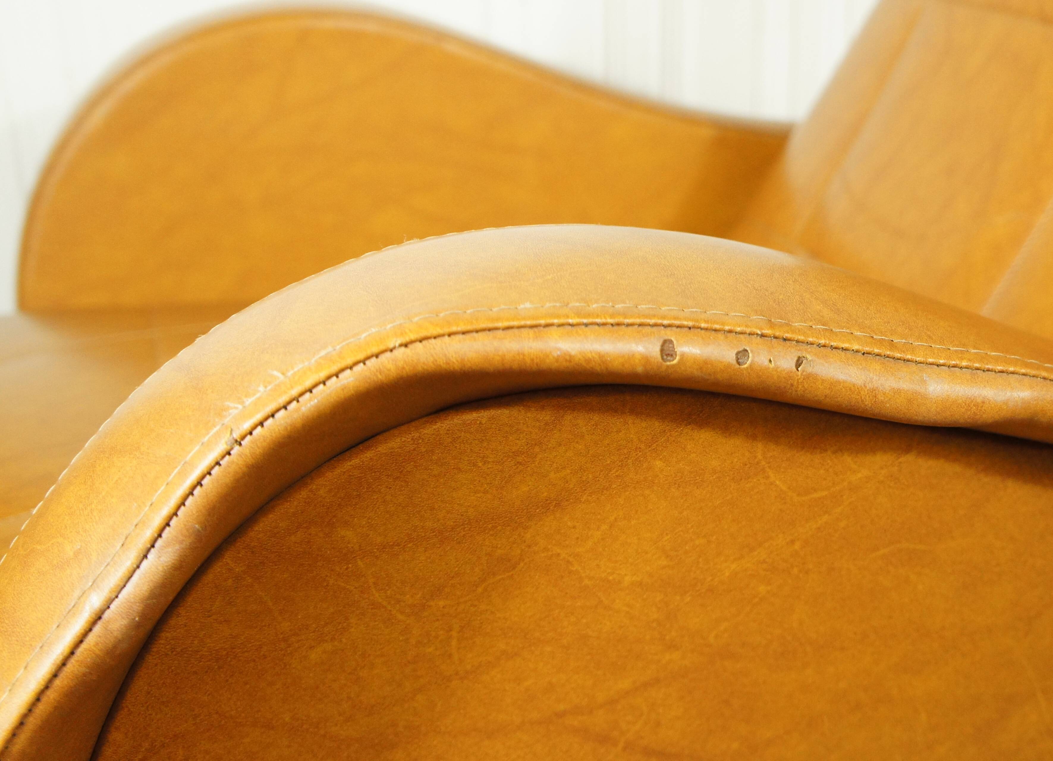 Fauteuil Italien simili cuir camel & son coussin 1960
