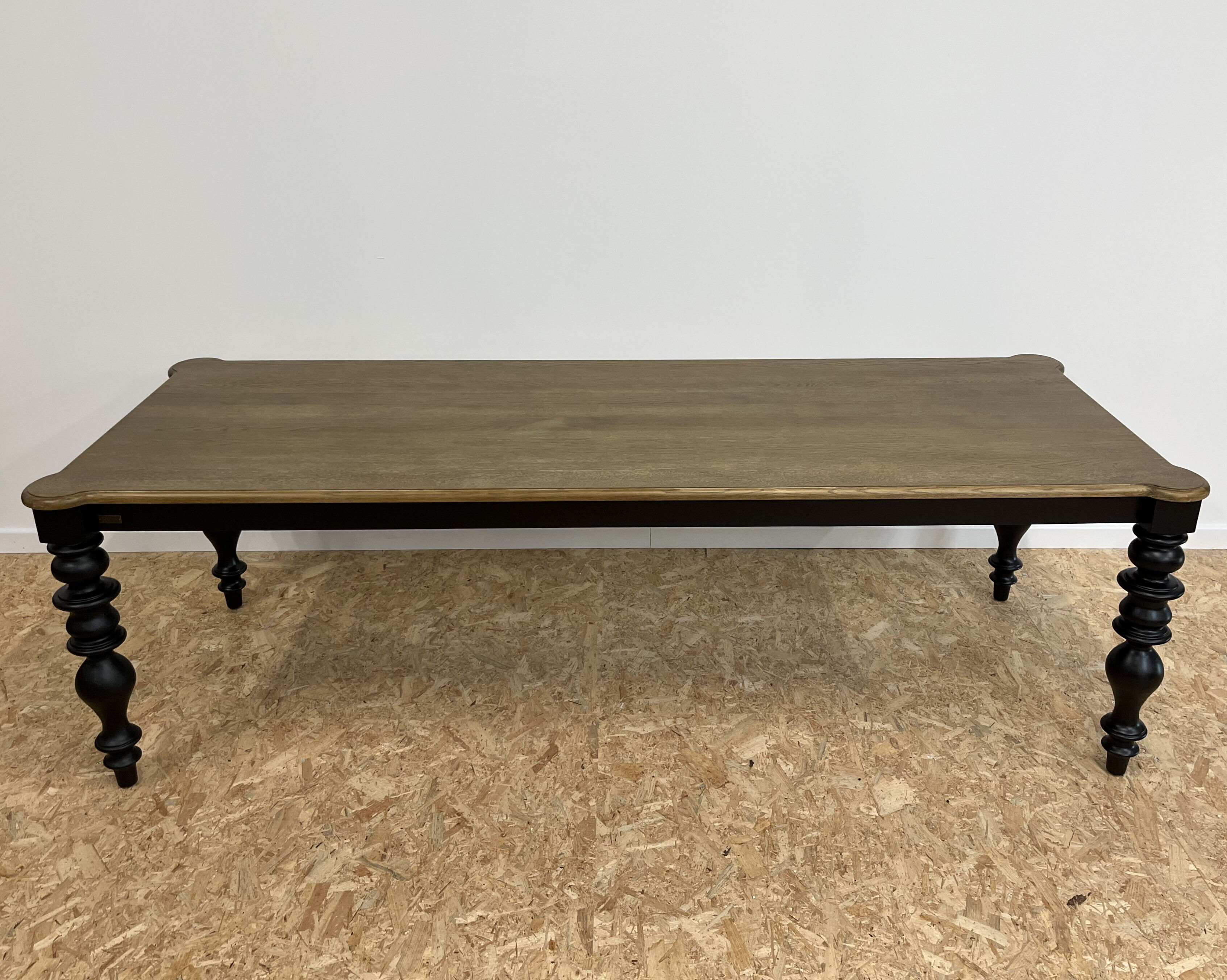 Table à manger classique en bois, pieds noirs, 12 couverts