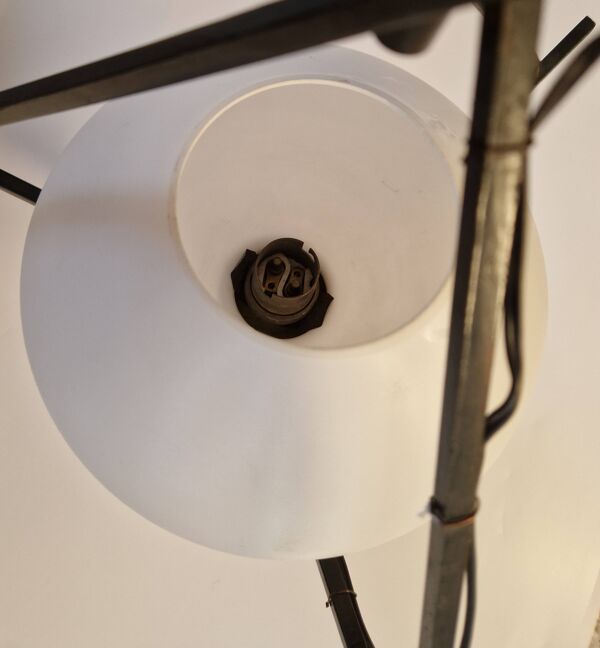 Suspension triangulaire opaline et métal maison Lunel 1950