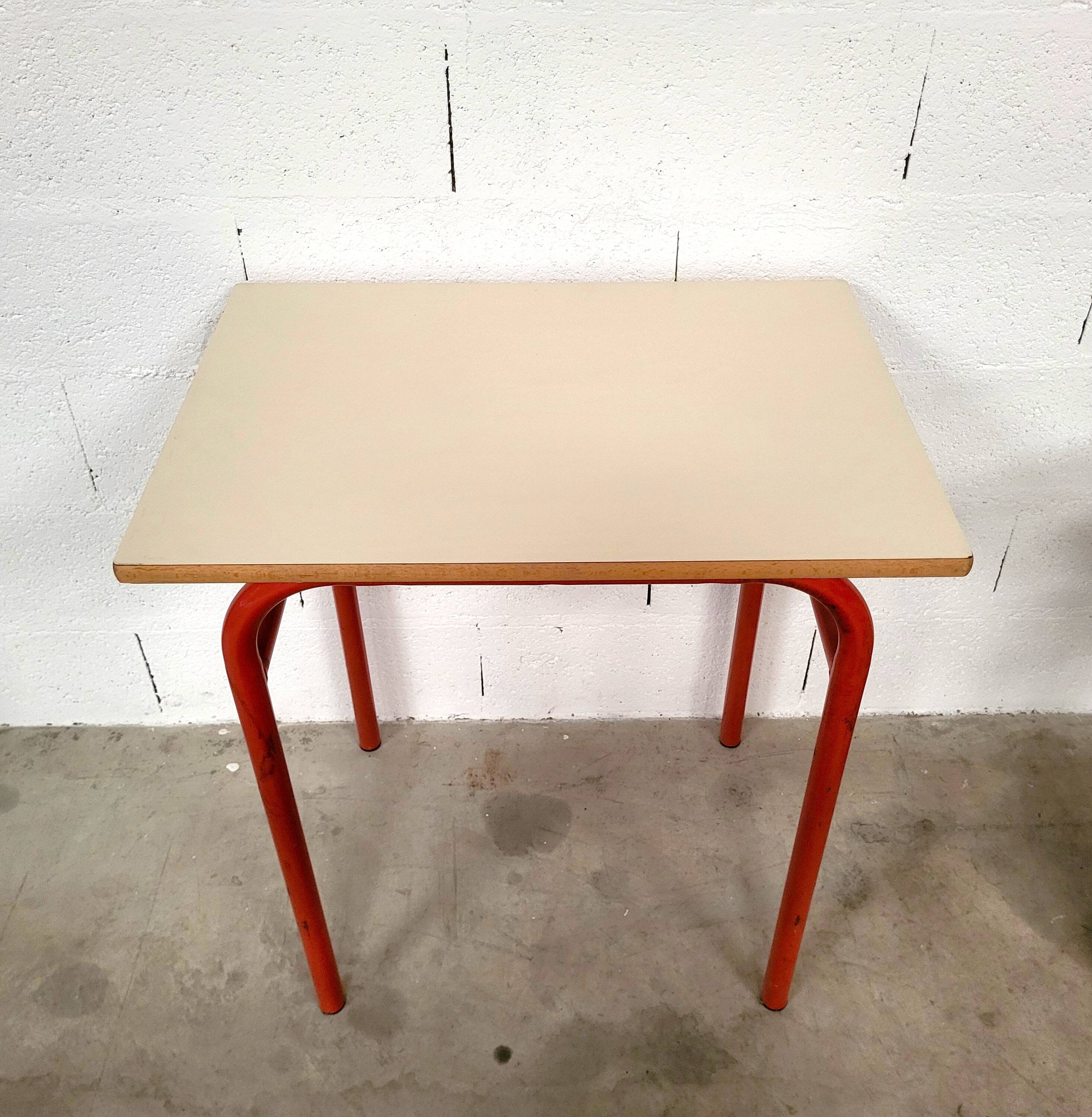 40 Yellow, red school desks and desks from the 80s/90s