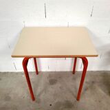 40 Yellow, red school desks and desks from the 80s/90s