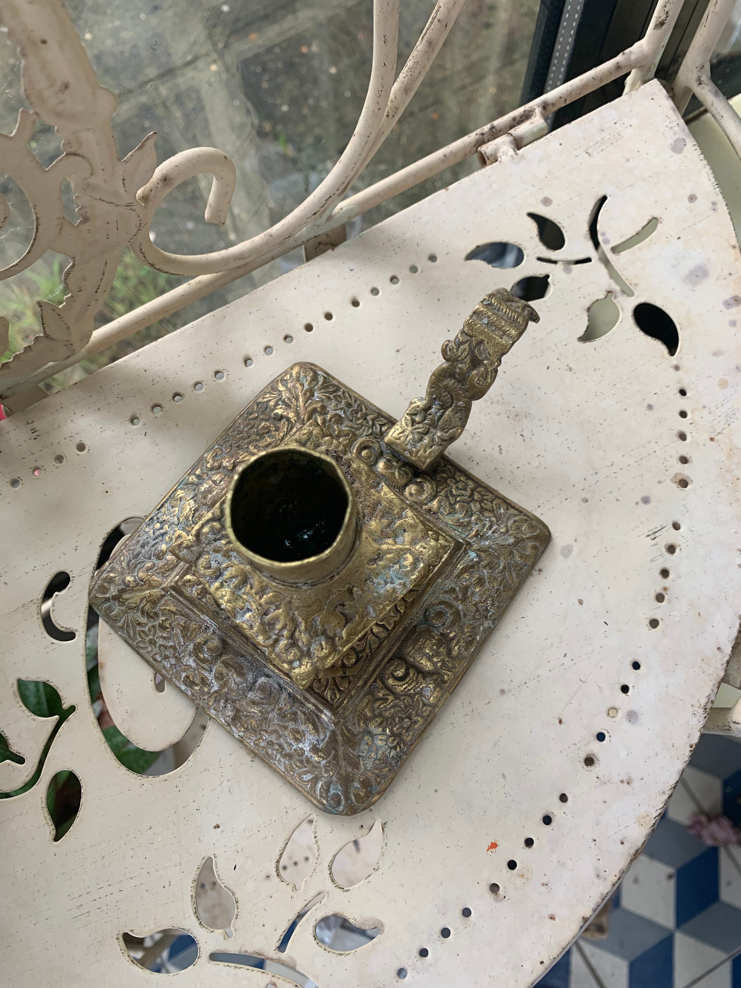 Cellar rat candlestick in gilded brass chised flower pattern, foliage and old face