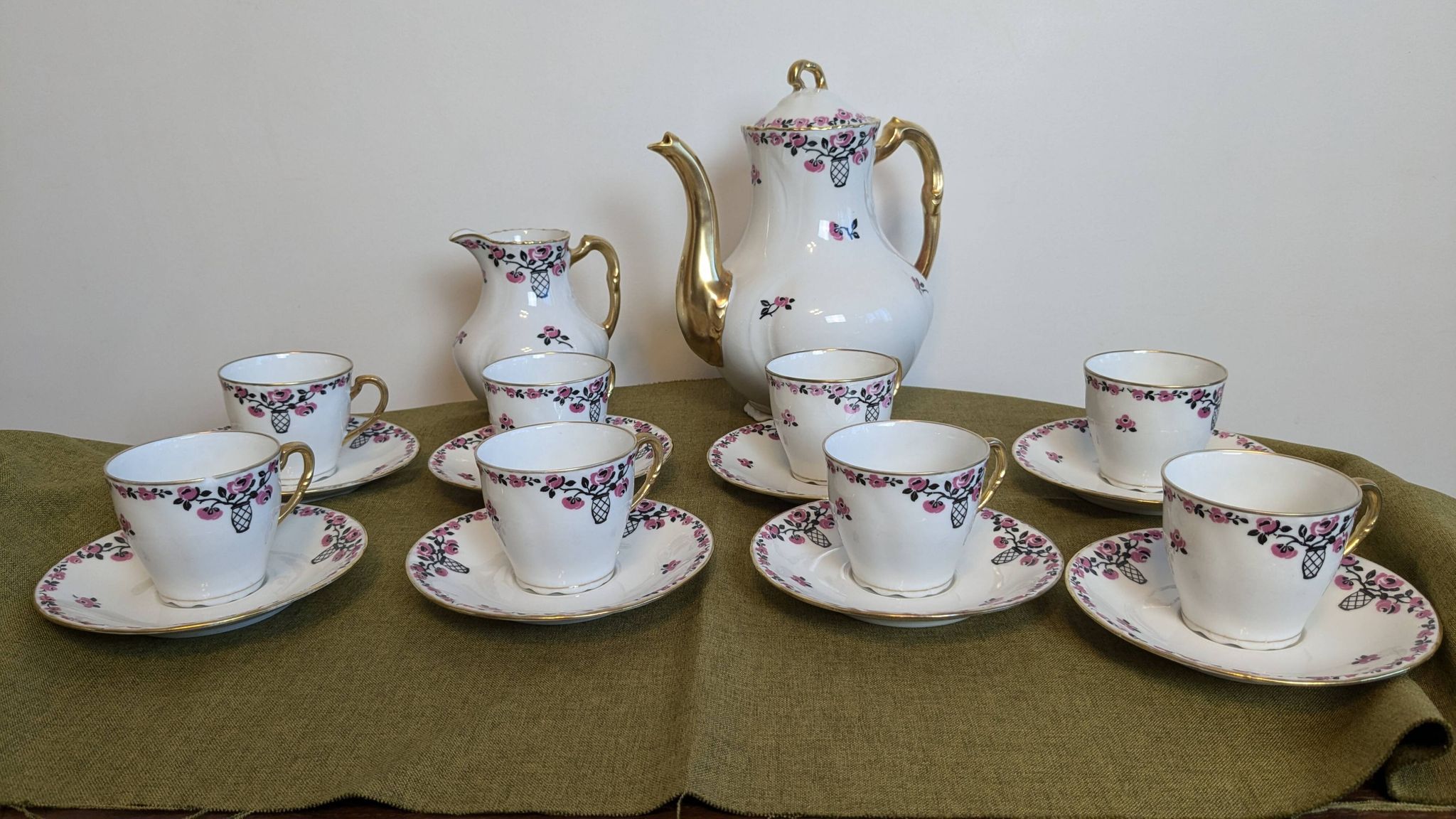 Service à café en porcelaine 18 pièces signé "Aux Lions de Faïence Paris"