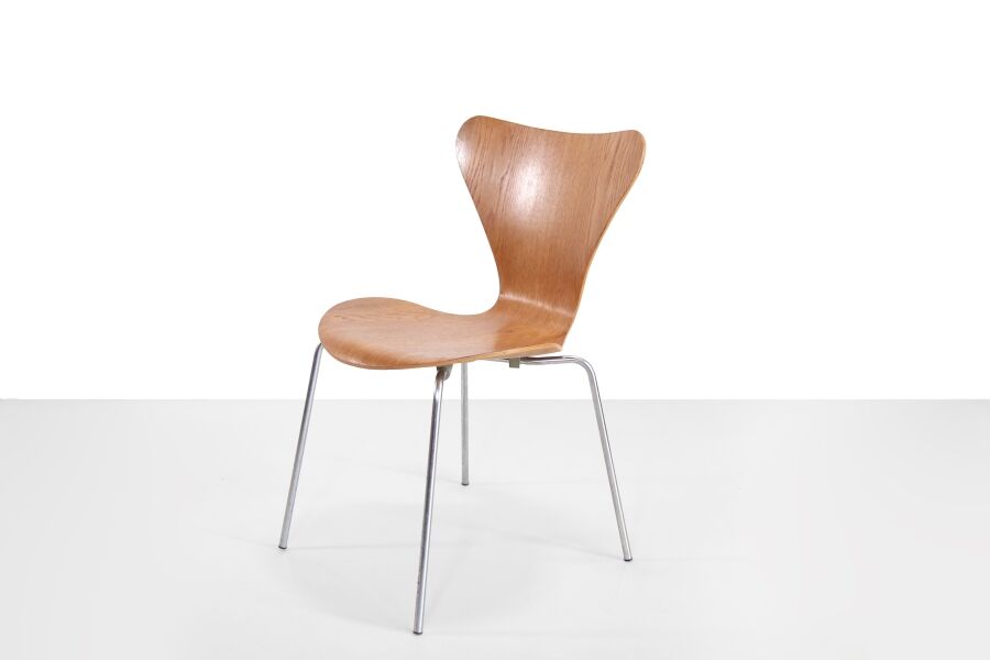 Arne Jacobsen oak butterfly chair model 3107