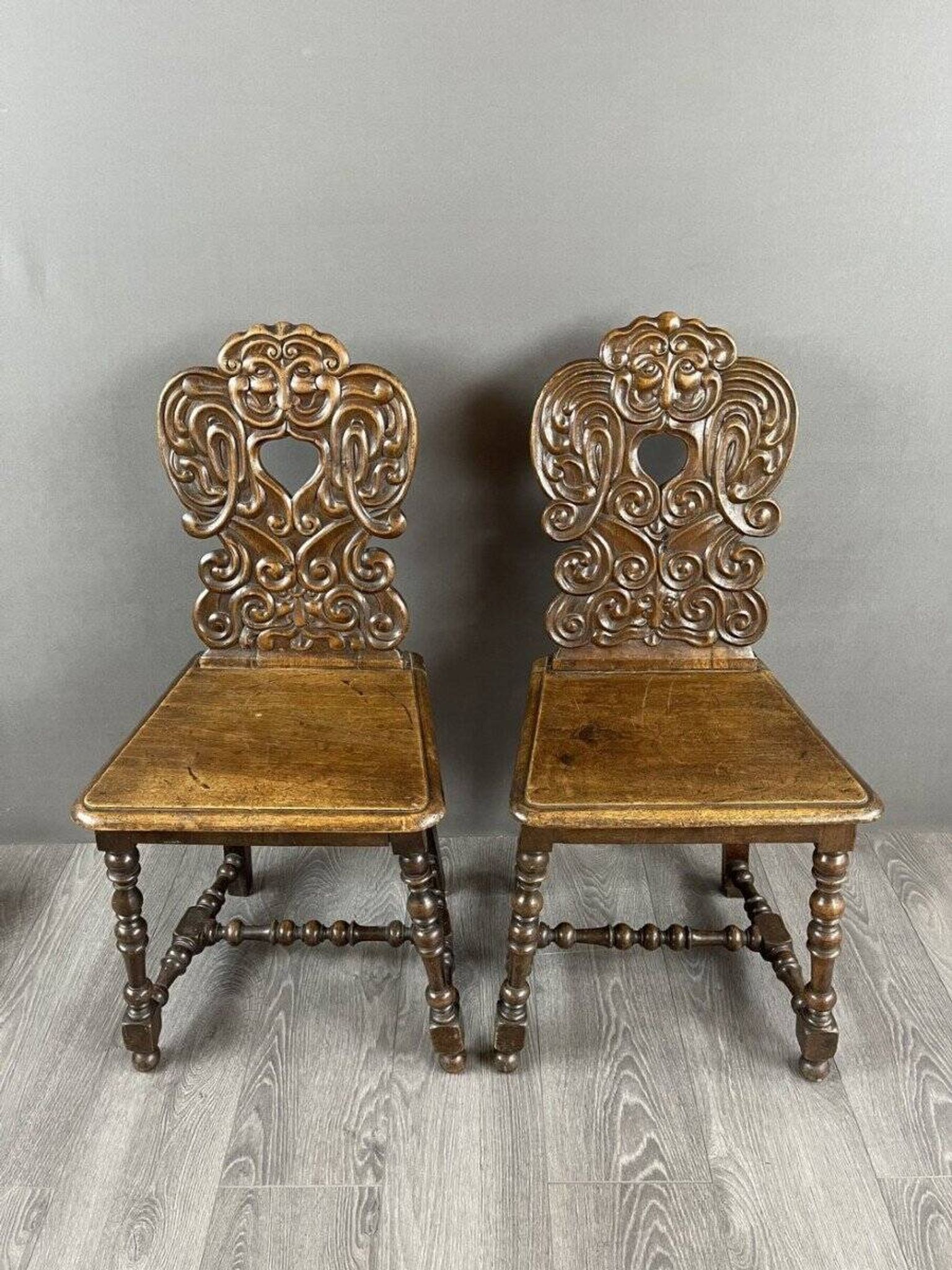 Paire de chaises en bois sculpté, fin XIXe siècle