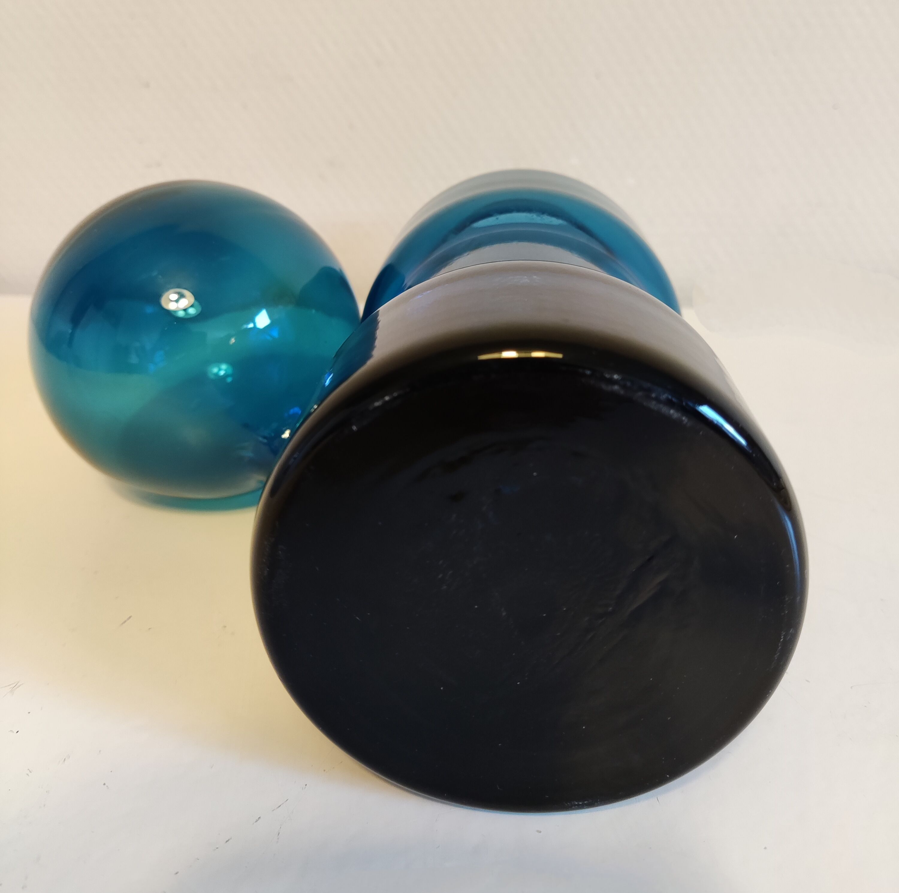 Bouteille en verre bleue