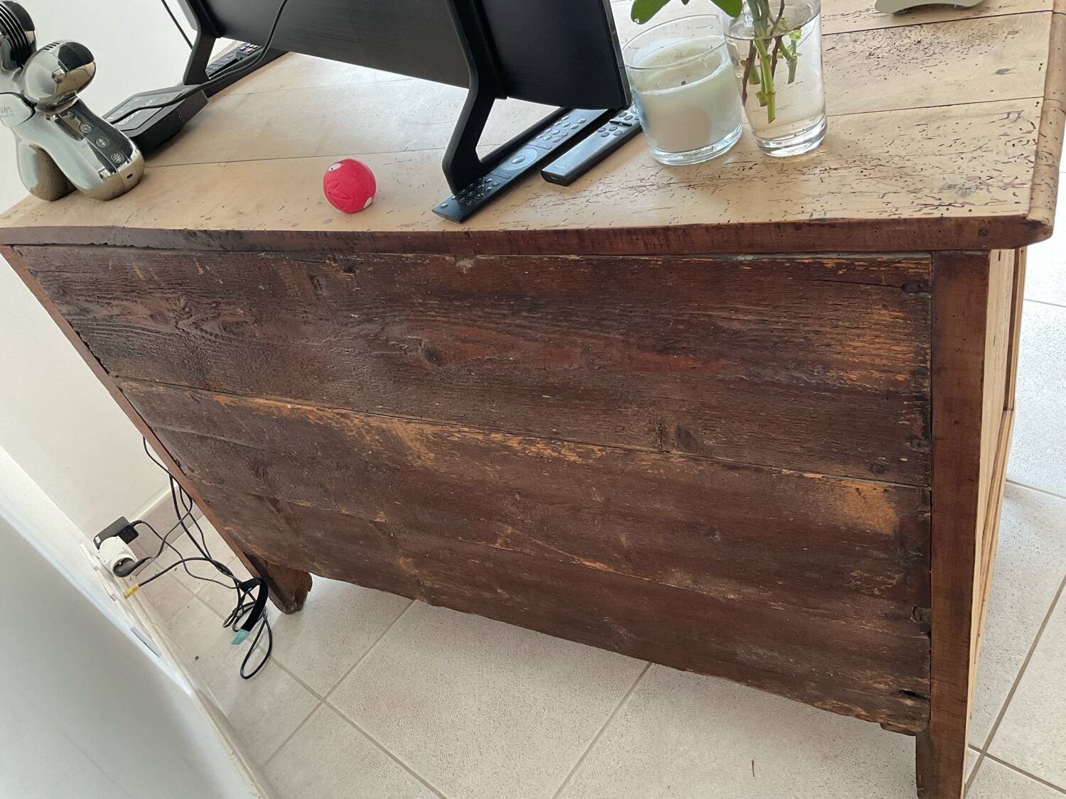 Wooden chest of drawers