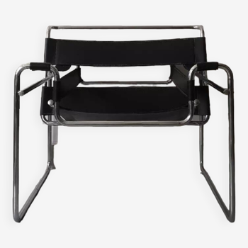 Tubular Wassily armchair in chrome and black leather, Marcel Breuer design 1970