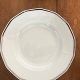 Assiettes creuses et soupière en porcelaine