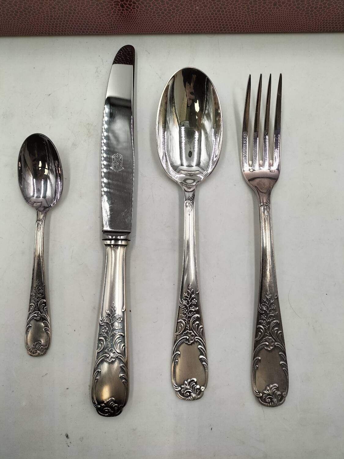 Silver-plated metal cutlery set