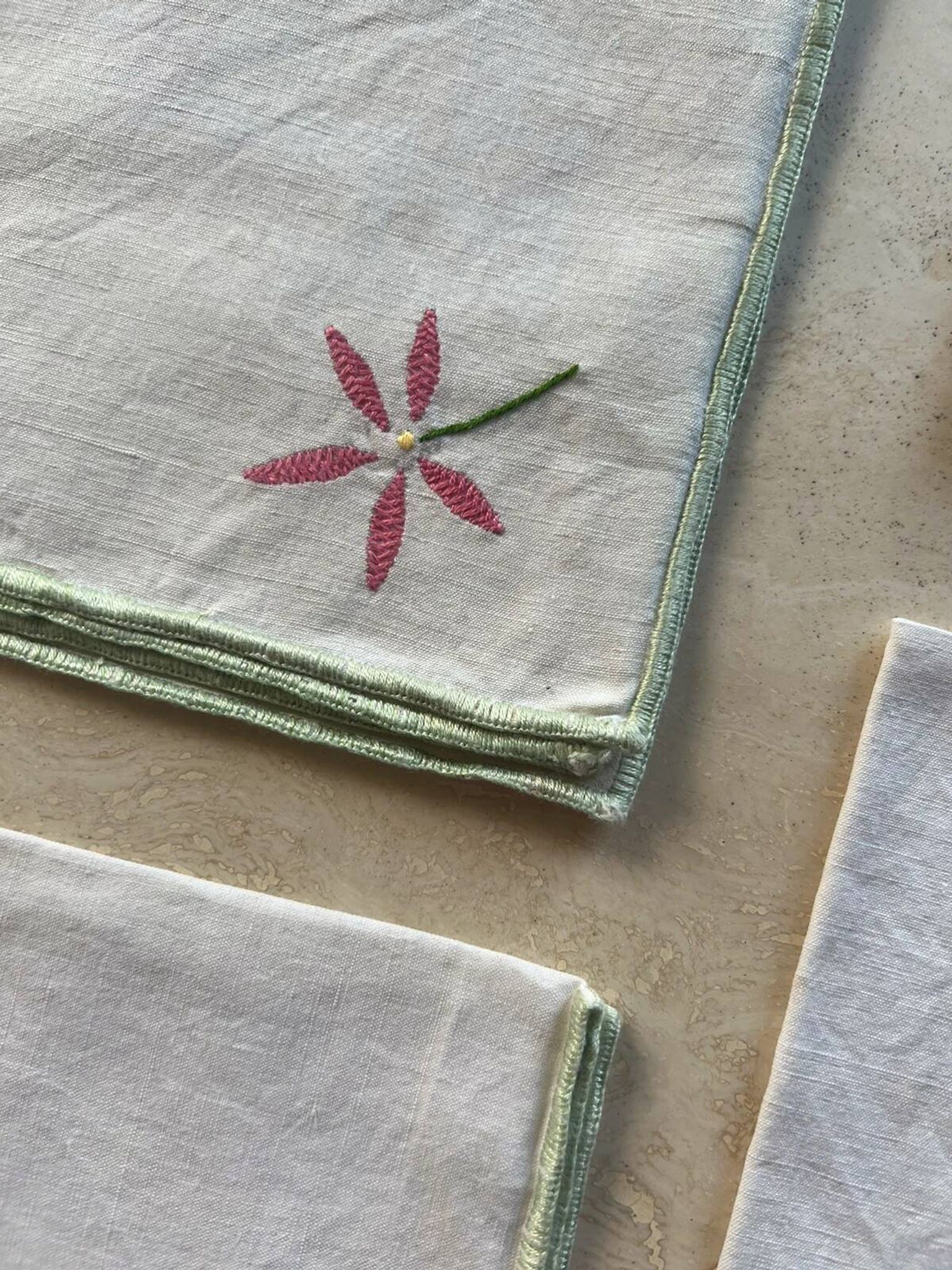 Serviettes de table broderie fleurs (lot de 4)