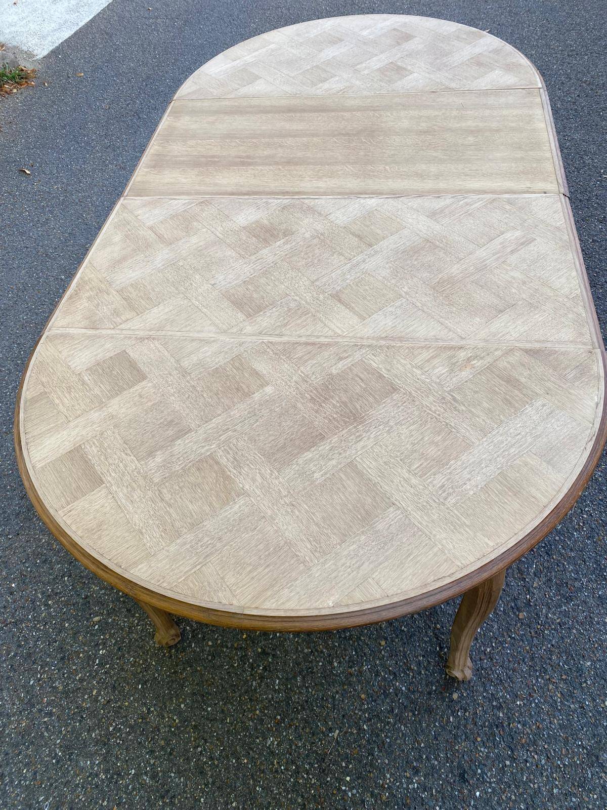 Table à manger ronde Louis XV rénovée en bois brut 210cm