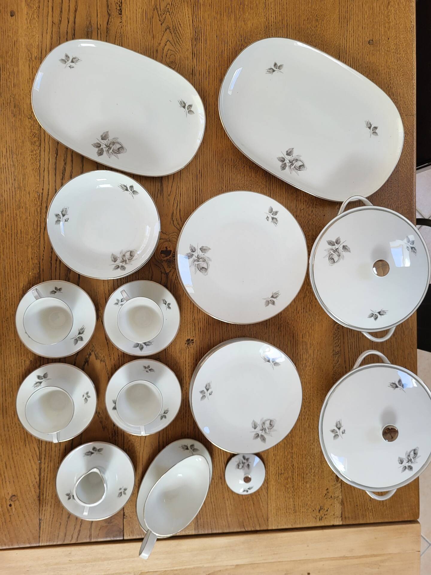 36-piece porcelain service