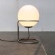 Lampe boule sur pied en verre et chrome Space Age