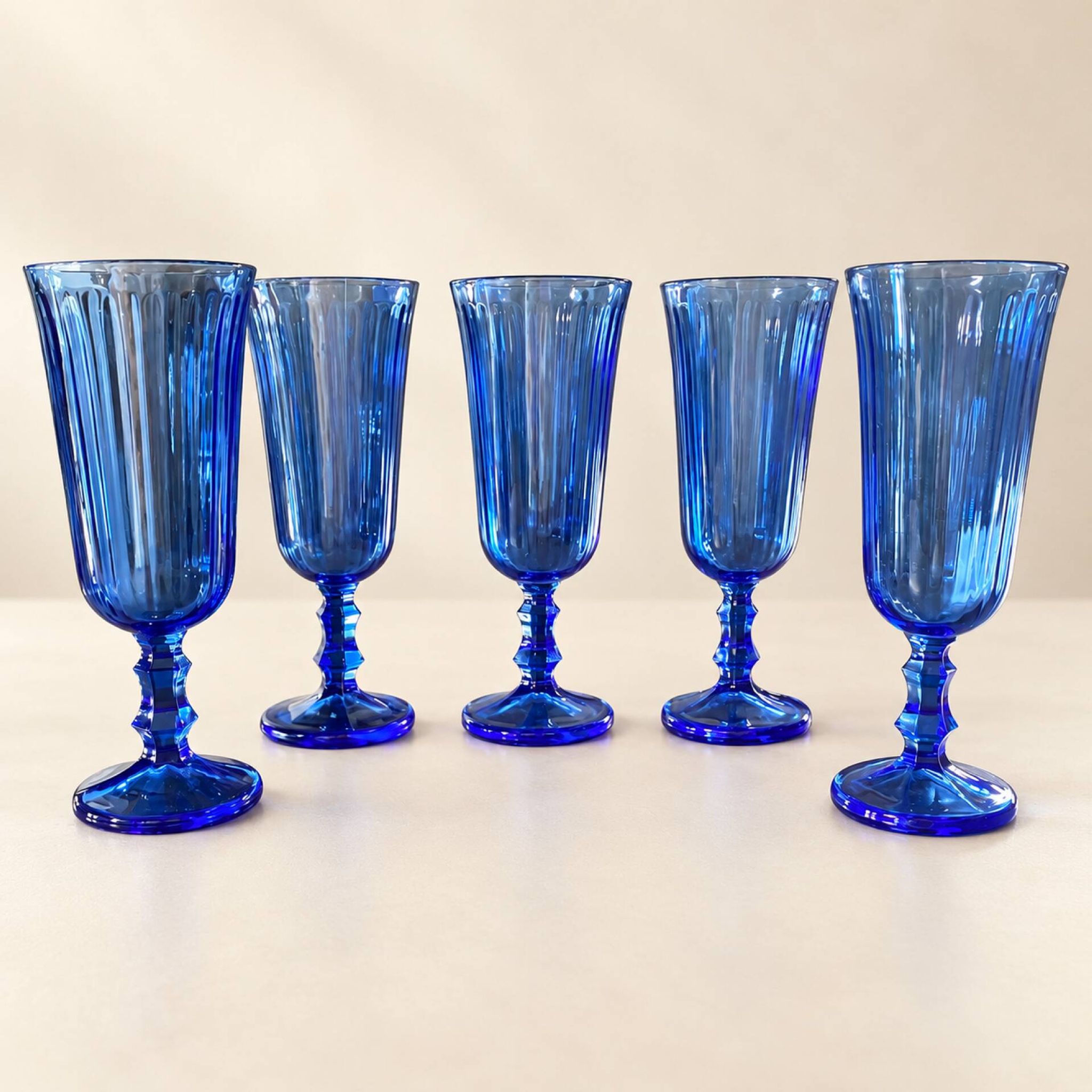 Lot de 5 flûtes à champagne en verre bleu à pied facetté