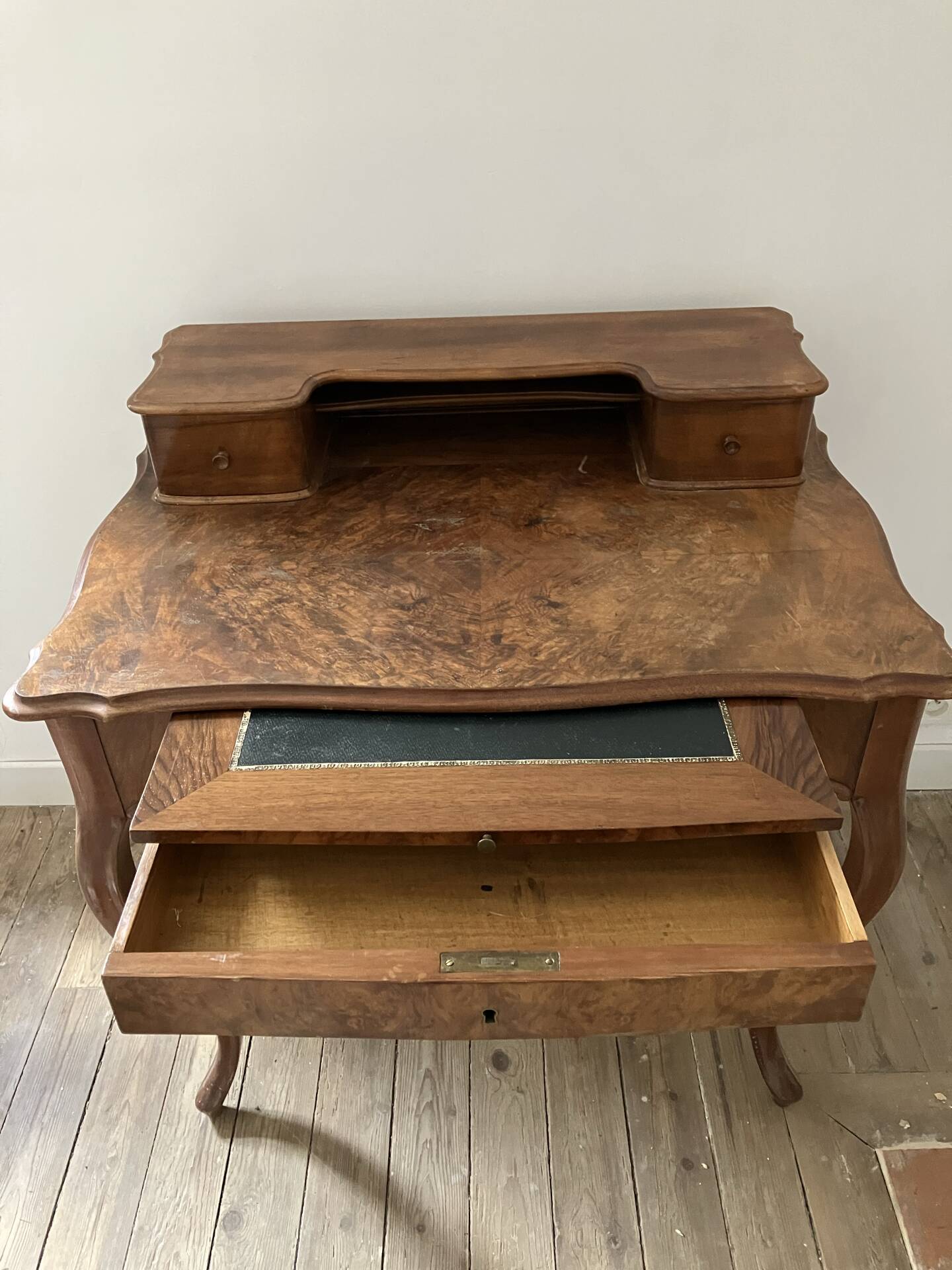 Lady's desk - Happiness of the day