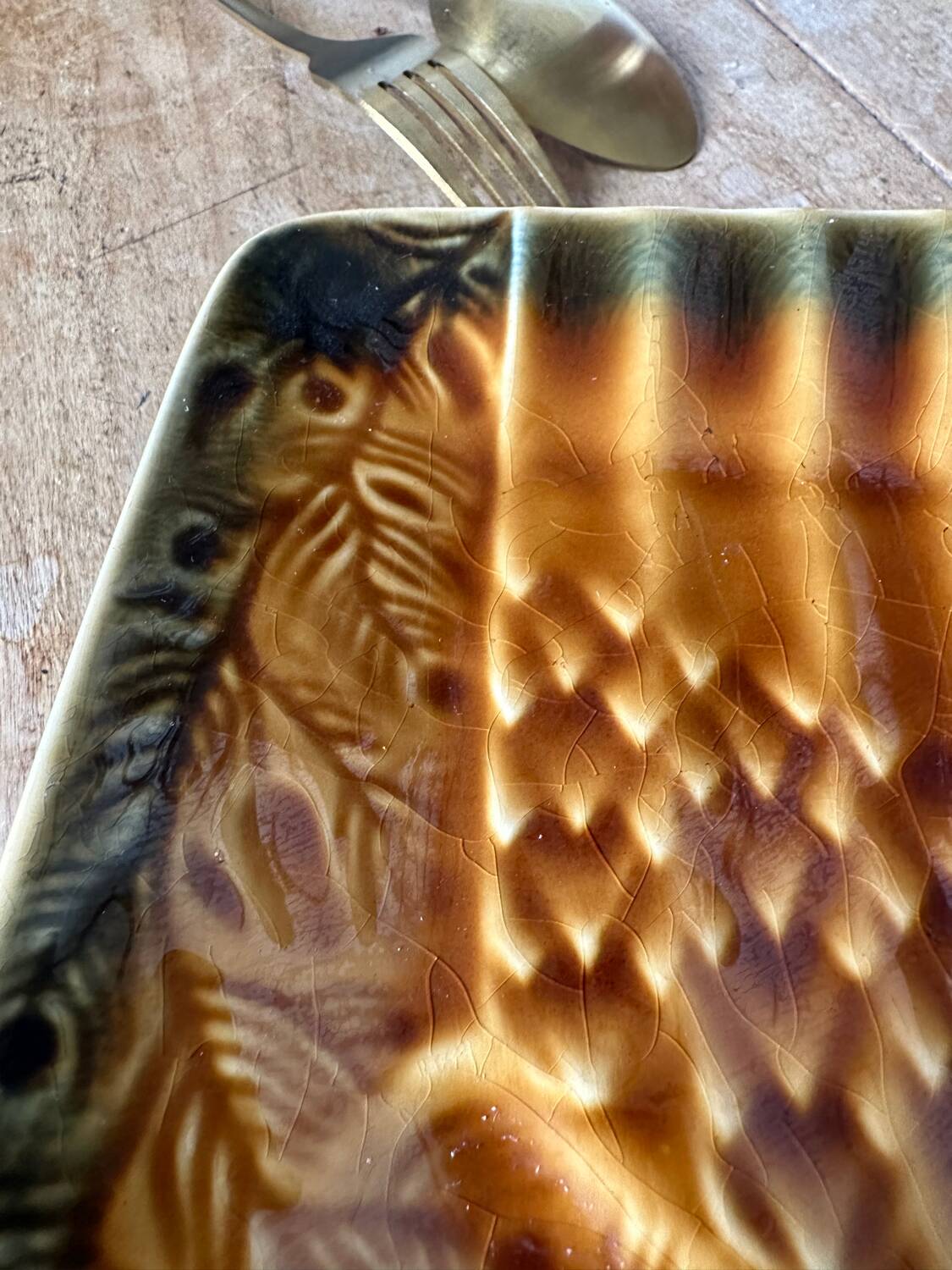 Petit plat à asperges en barbotine