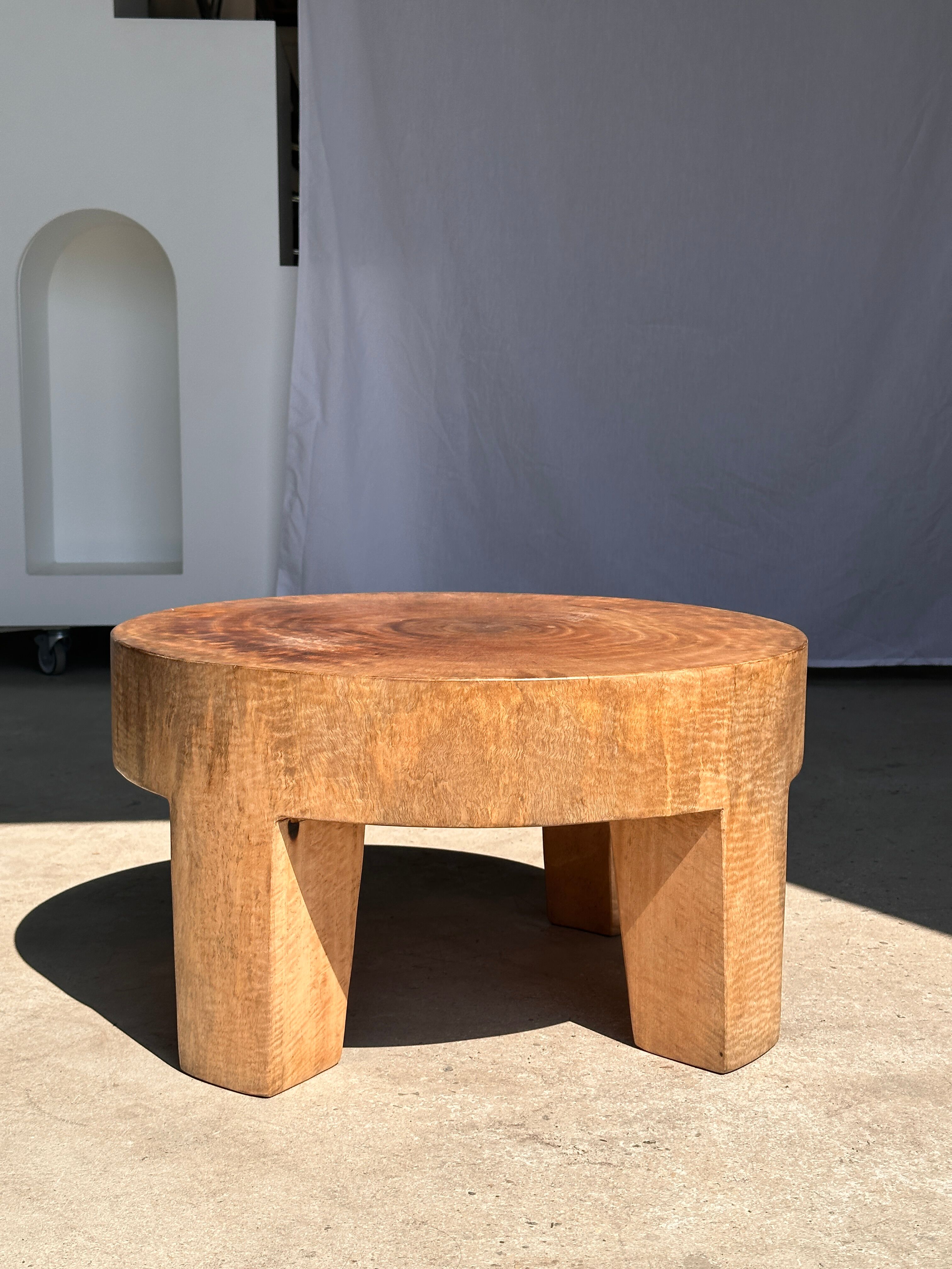 Quadripod coffee table in solid wood monoxyl natural color (dark)