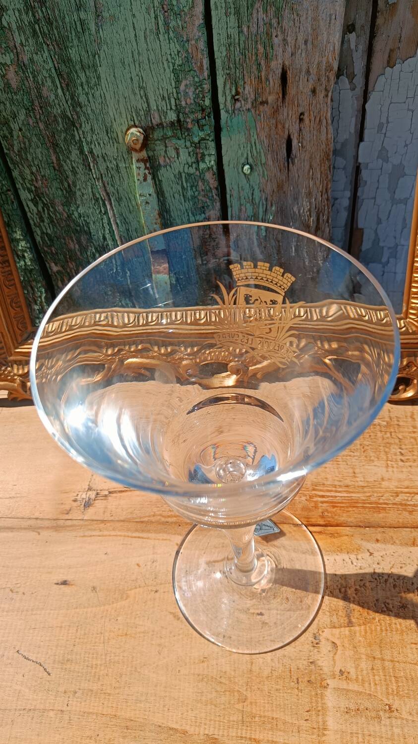 Large tasting glass with an old golden coat of arms – signed Jeanne Châtel