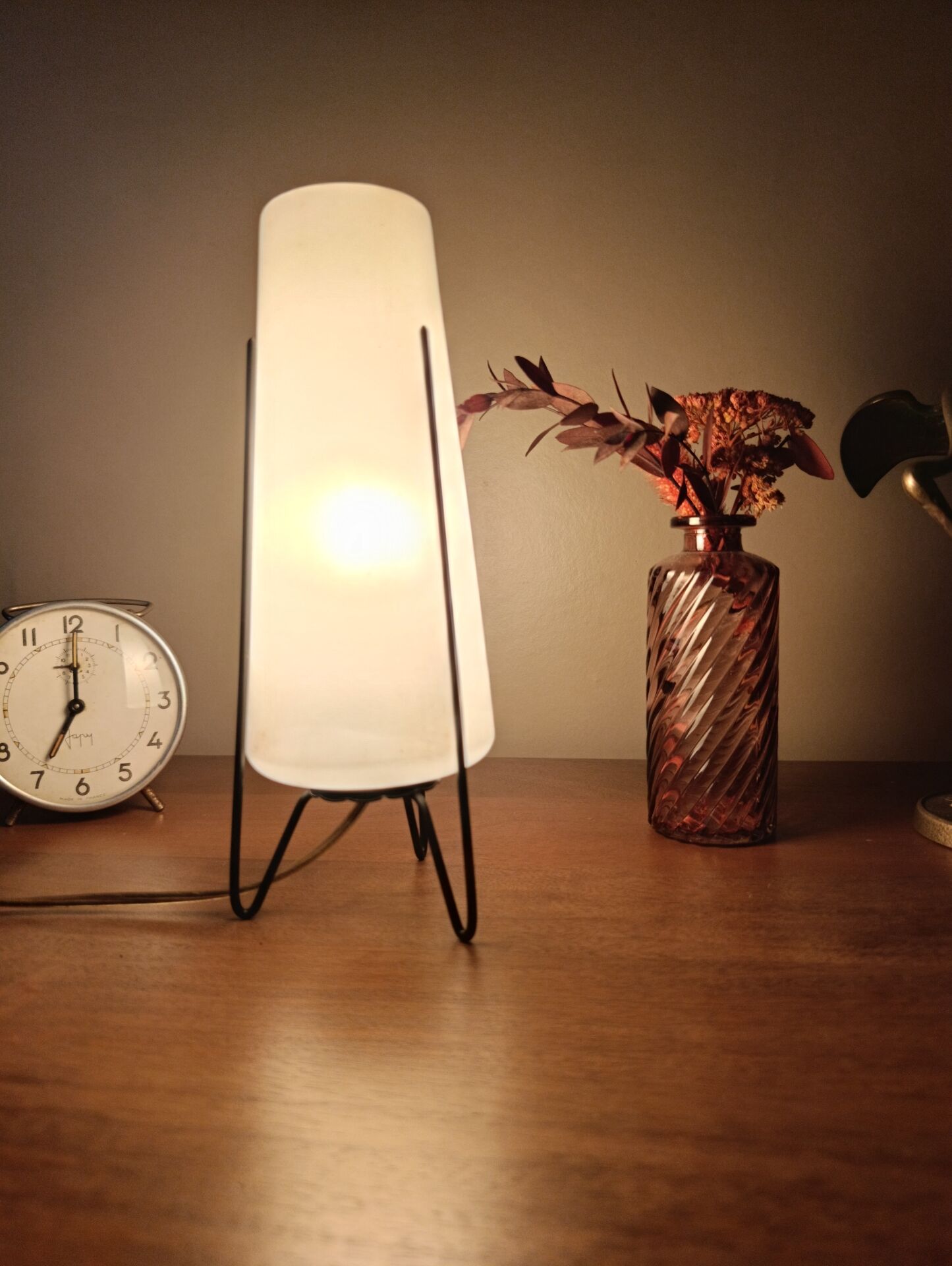 Tripod lamp in metal and white plastic, mid-century space age.