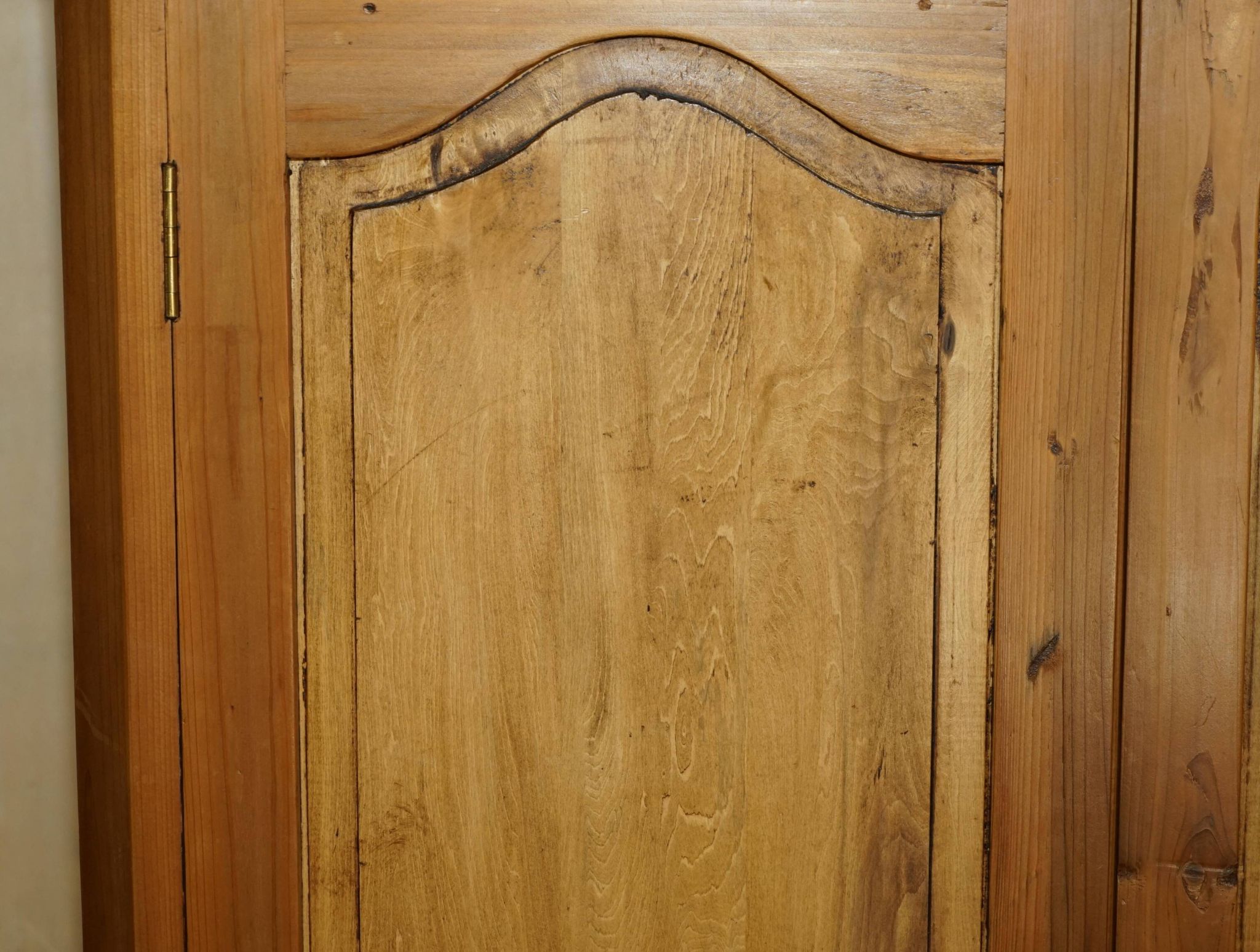 Armoire vintage sculptée main style Art Nouveau