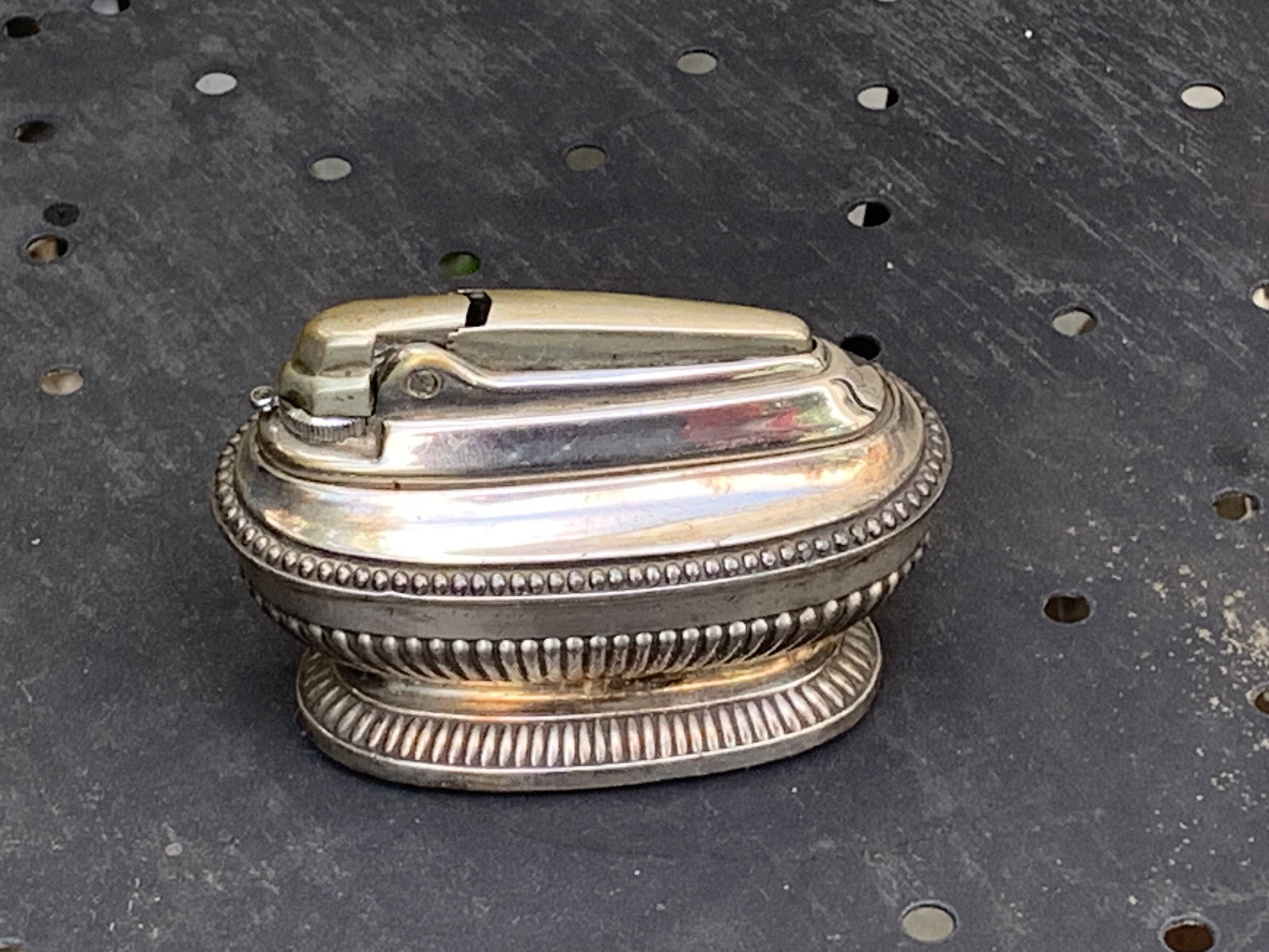 Refillable table lighter in silver metal, ronson stamp, shuttle-shaped, vintage 1960