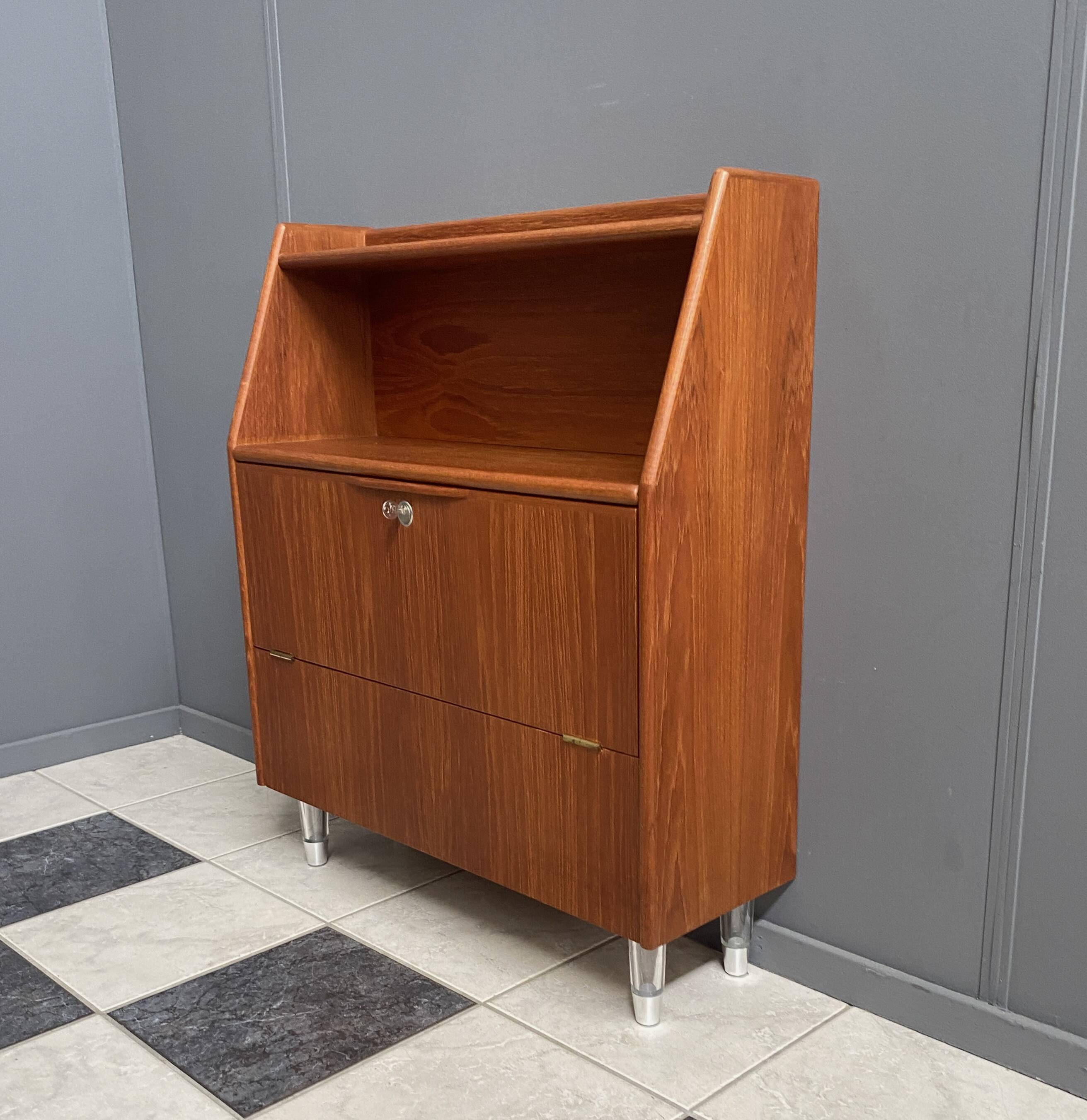 Buffet haut en teck sur pieds en lucite des années 1960