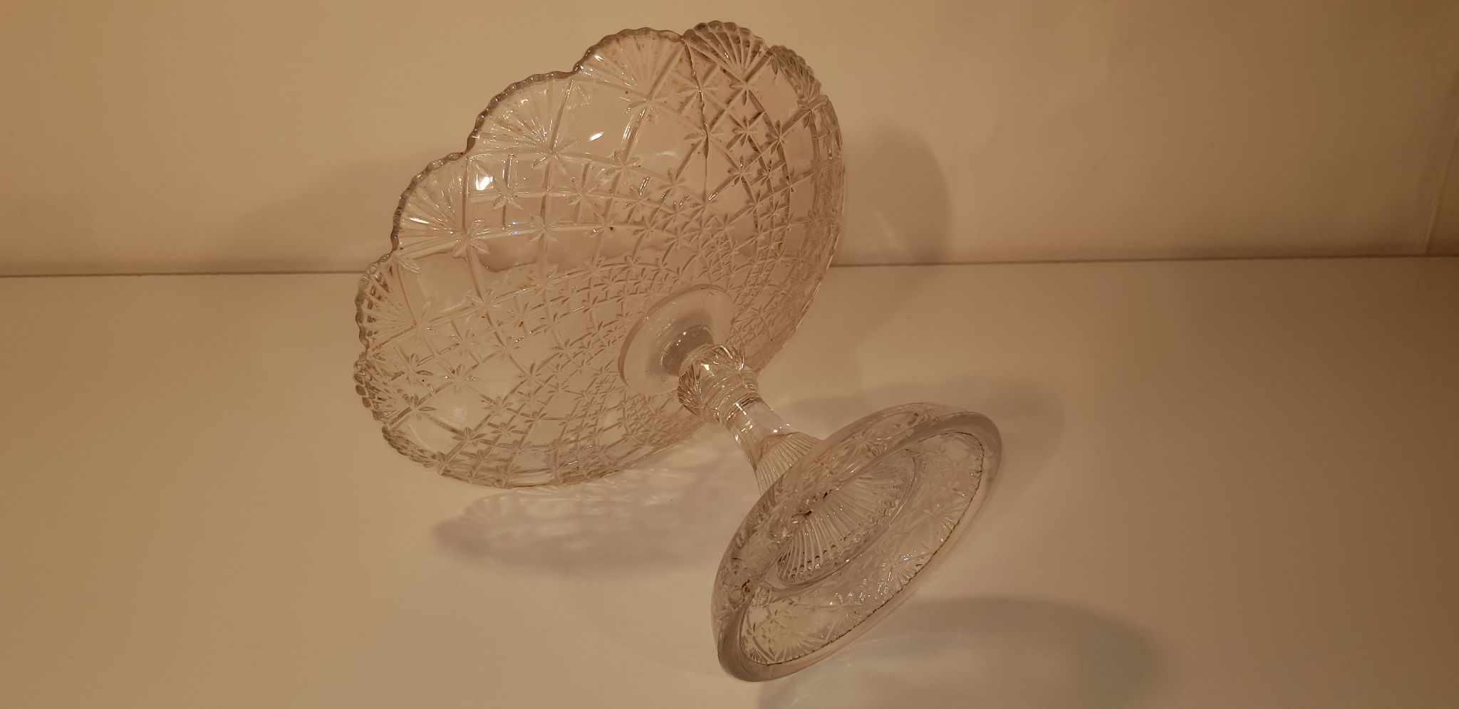 Compotier ou coupe à fruits en verre ciselé