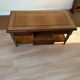 Table basse vintage en bois avec tiroir et tablettes