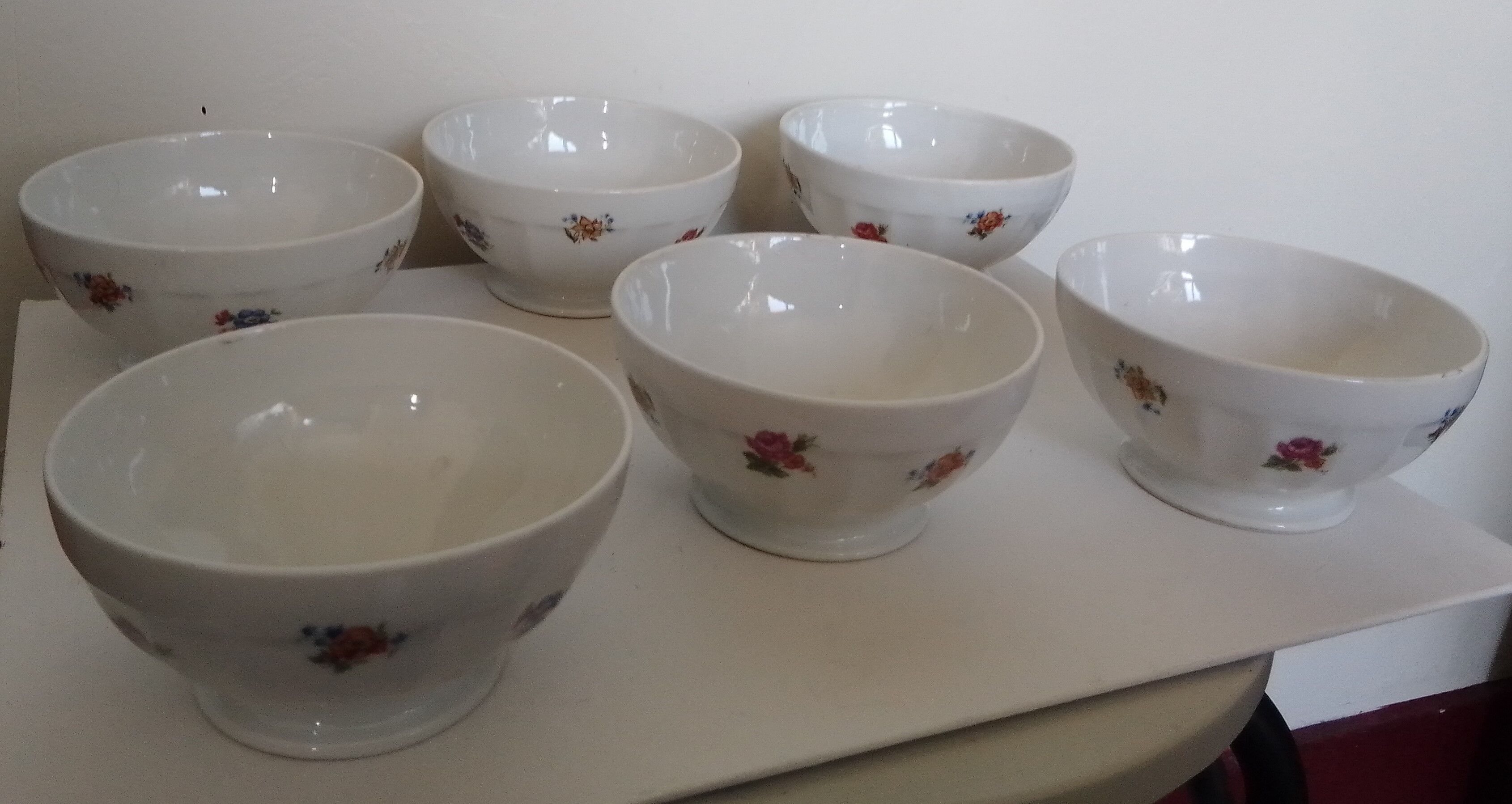 Set of 6 ribbed bowls and floral motifs