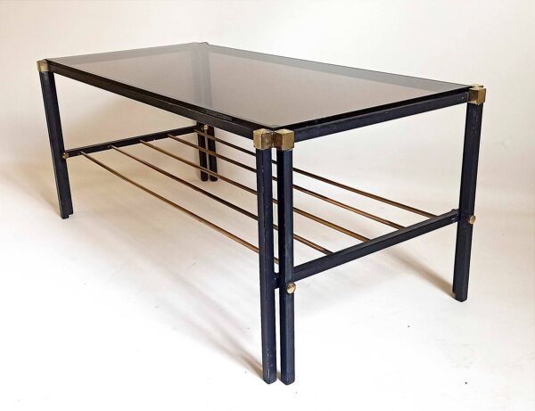 Table basse porte revue Années 60 verre fumé métal et laiton Largeur 94,2 cm