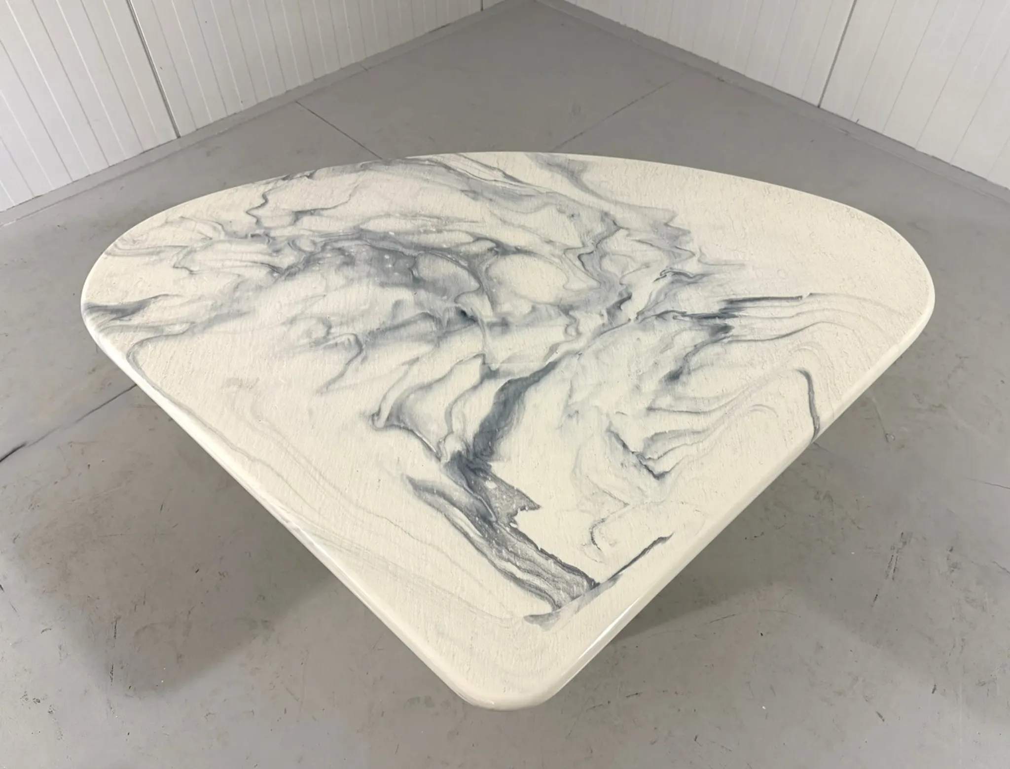 Table d'appoint en composite de marbre des années 1980