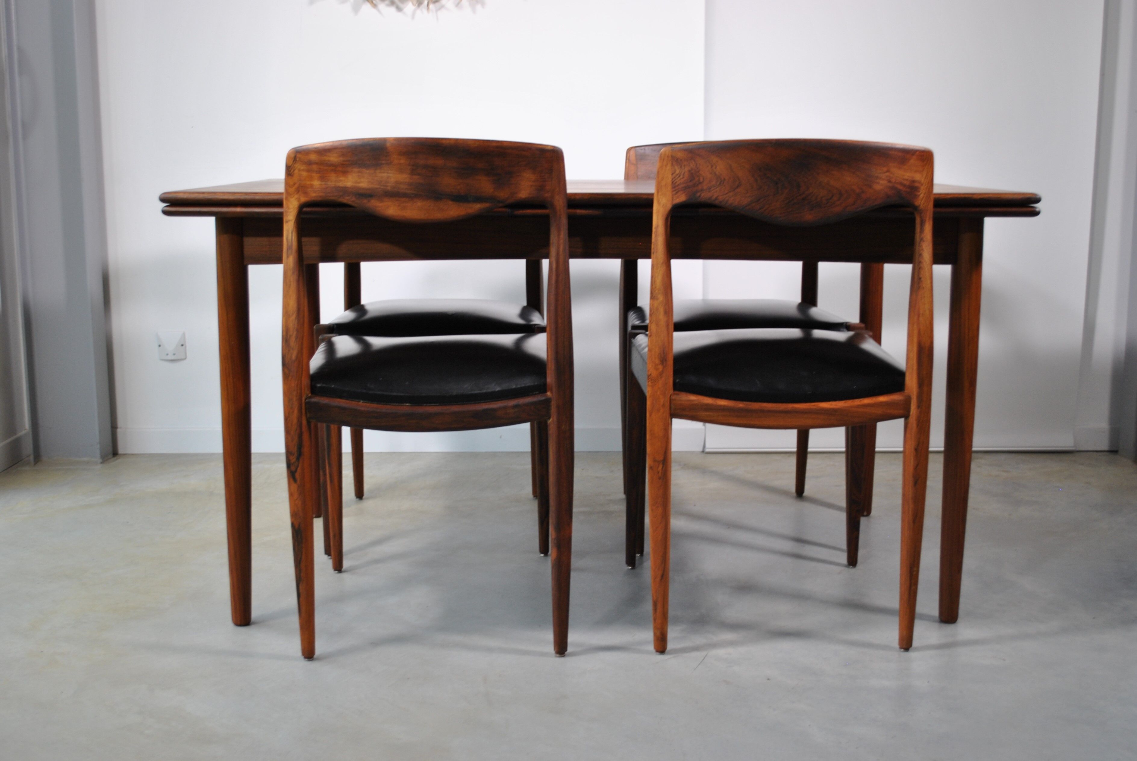 Extendable rosewood dining table year 60