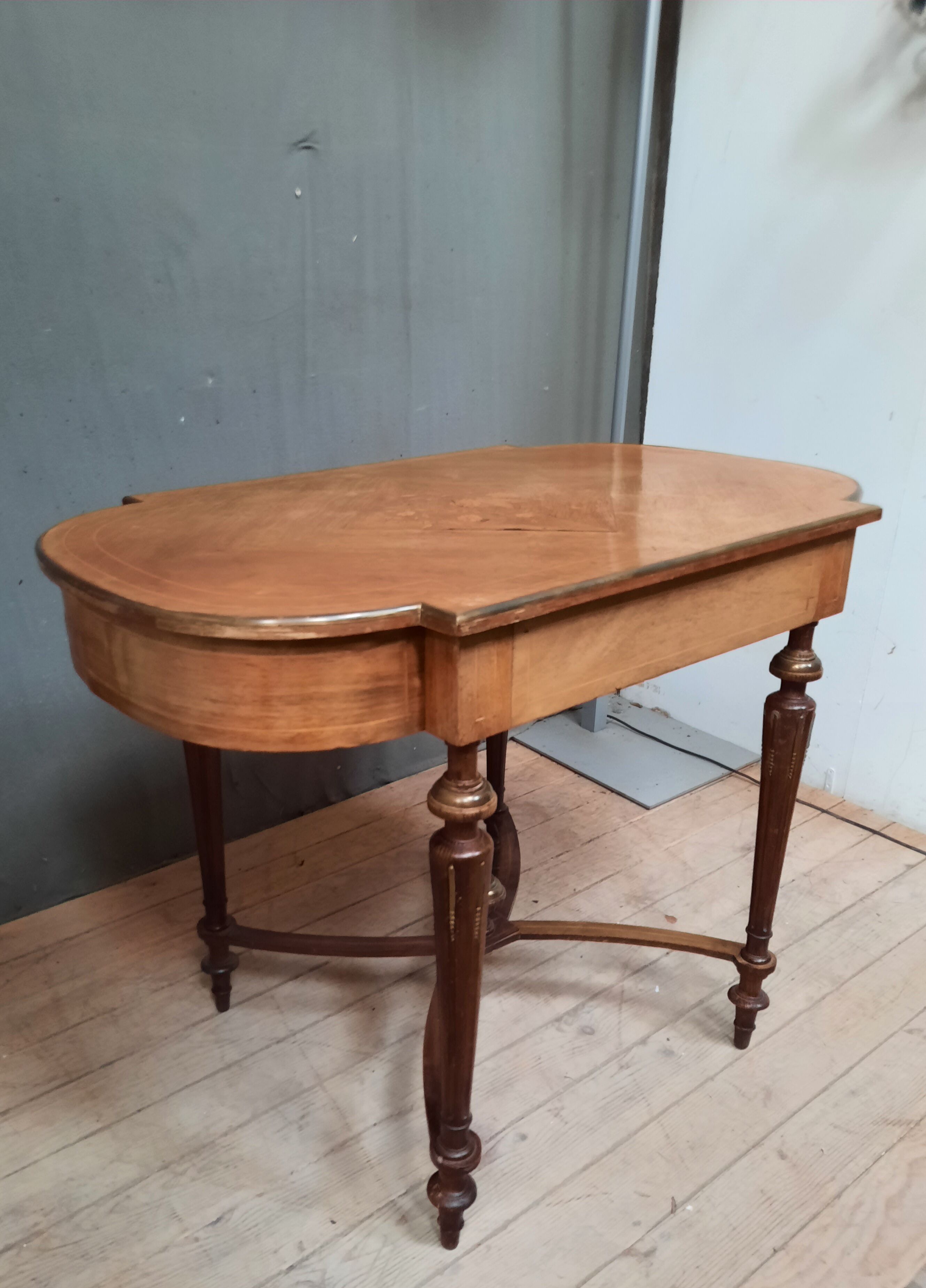 Table of the 19th place marquettety of flowers