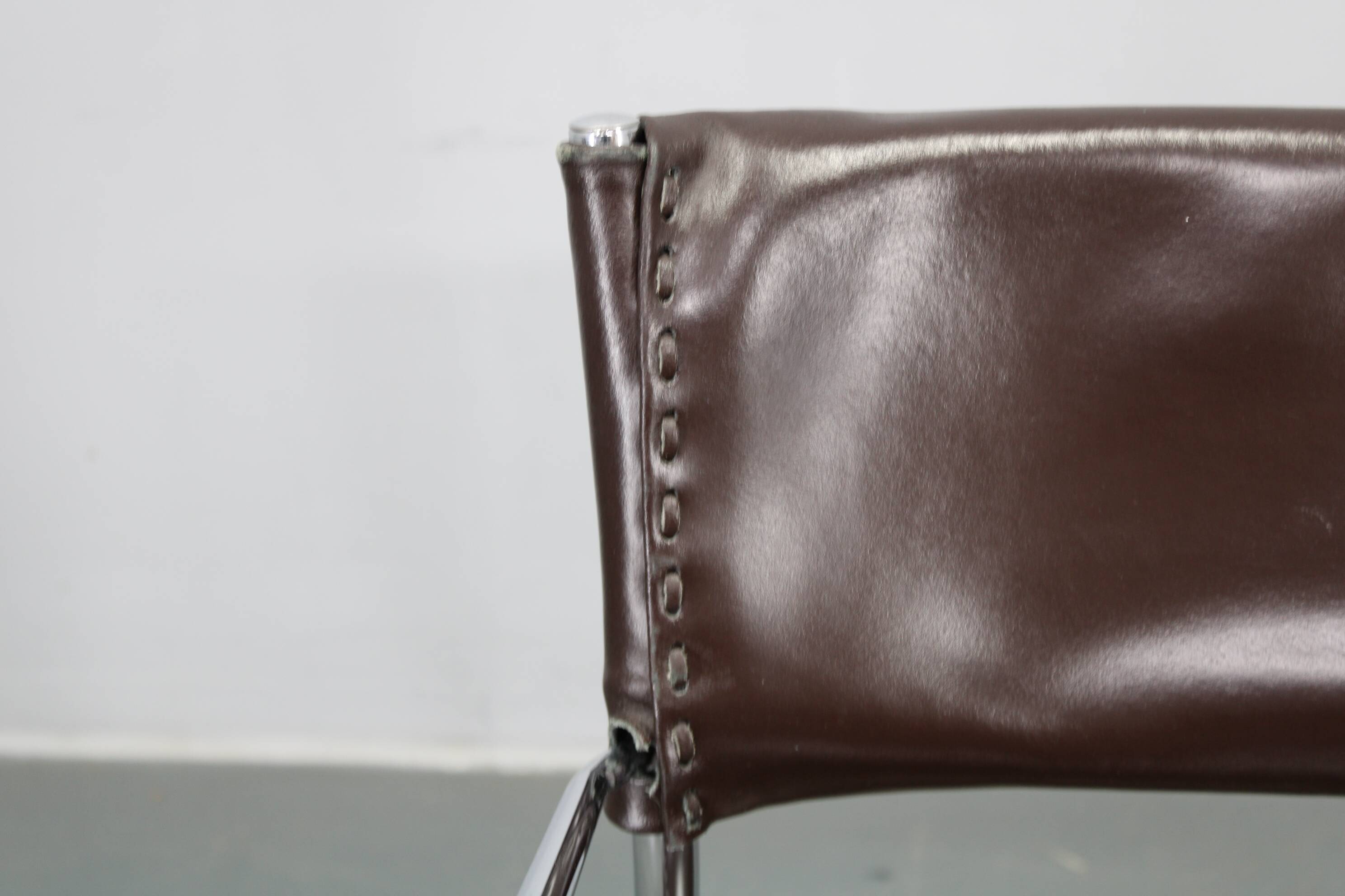 Ensemble de six fauteuils en cuir italien et chrome par Arper.