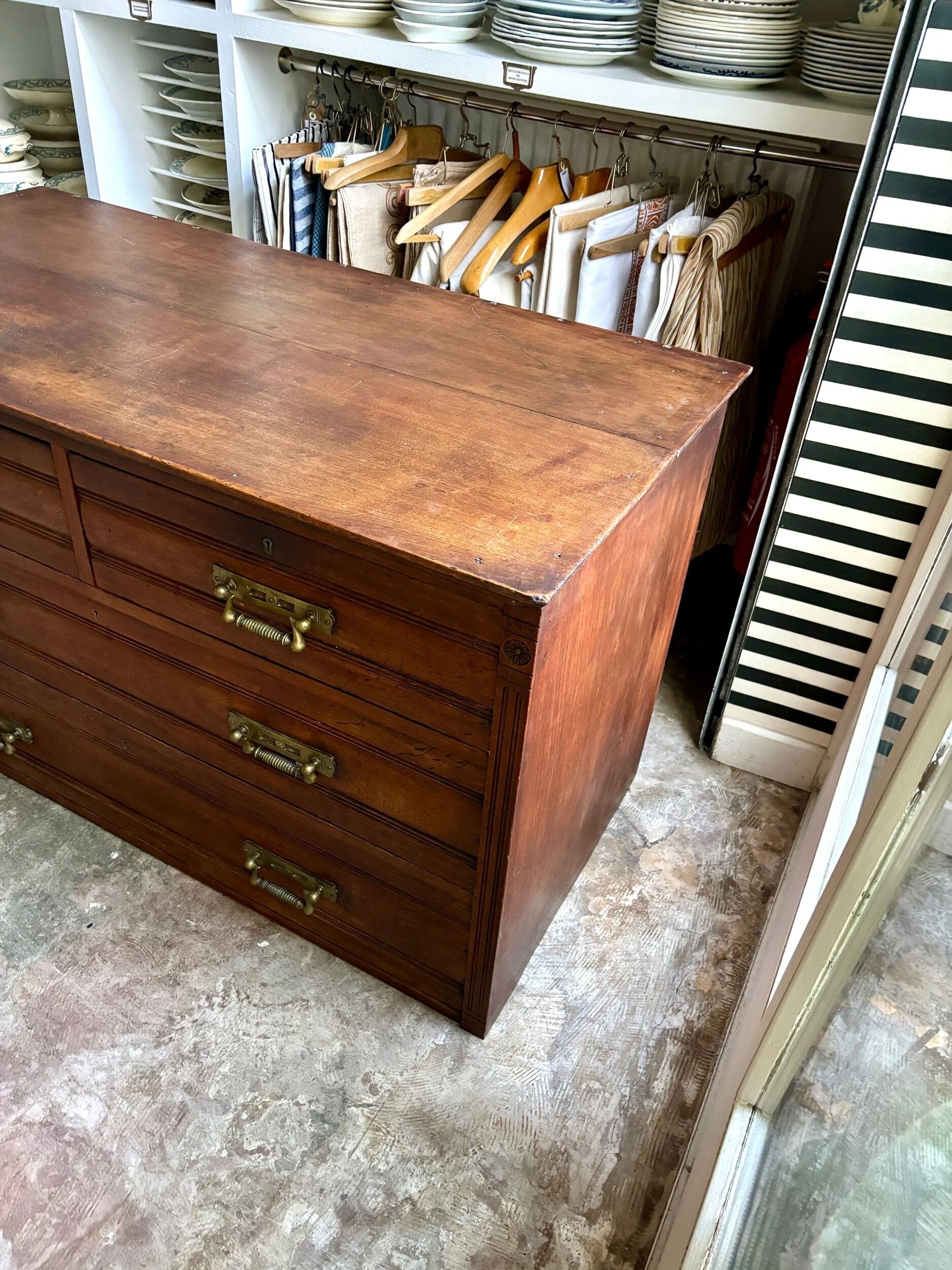 Commode anglaise Hobbs & Co 4 tiroirs en bois foncé